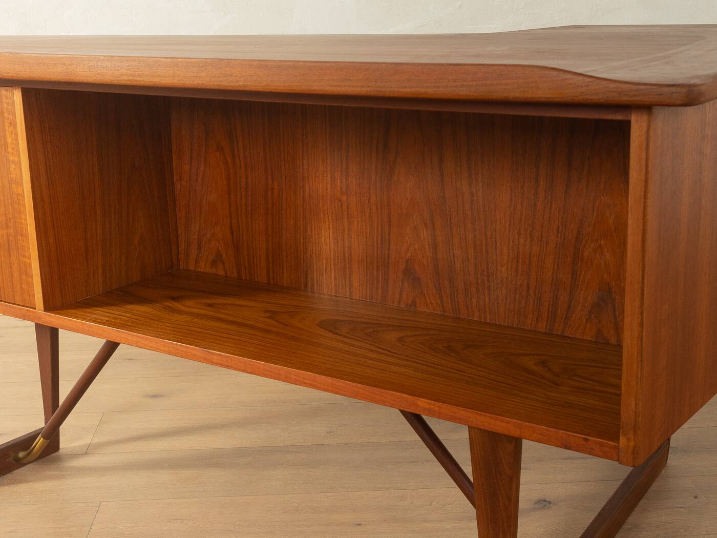 Boomerang Desk, Peter Løvig Nielsen