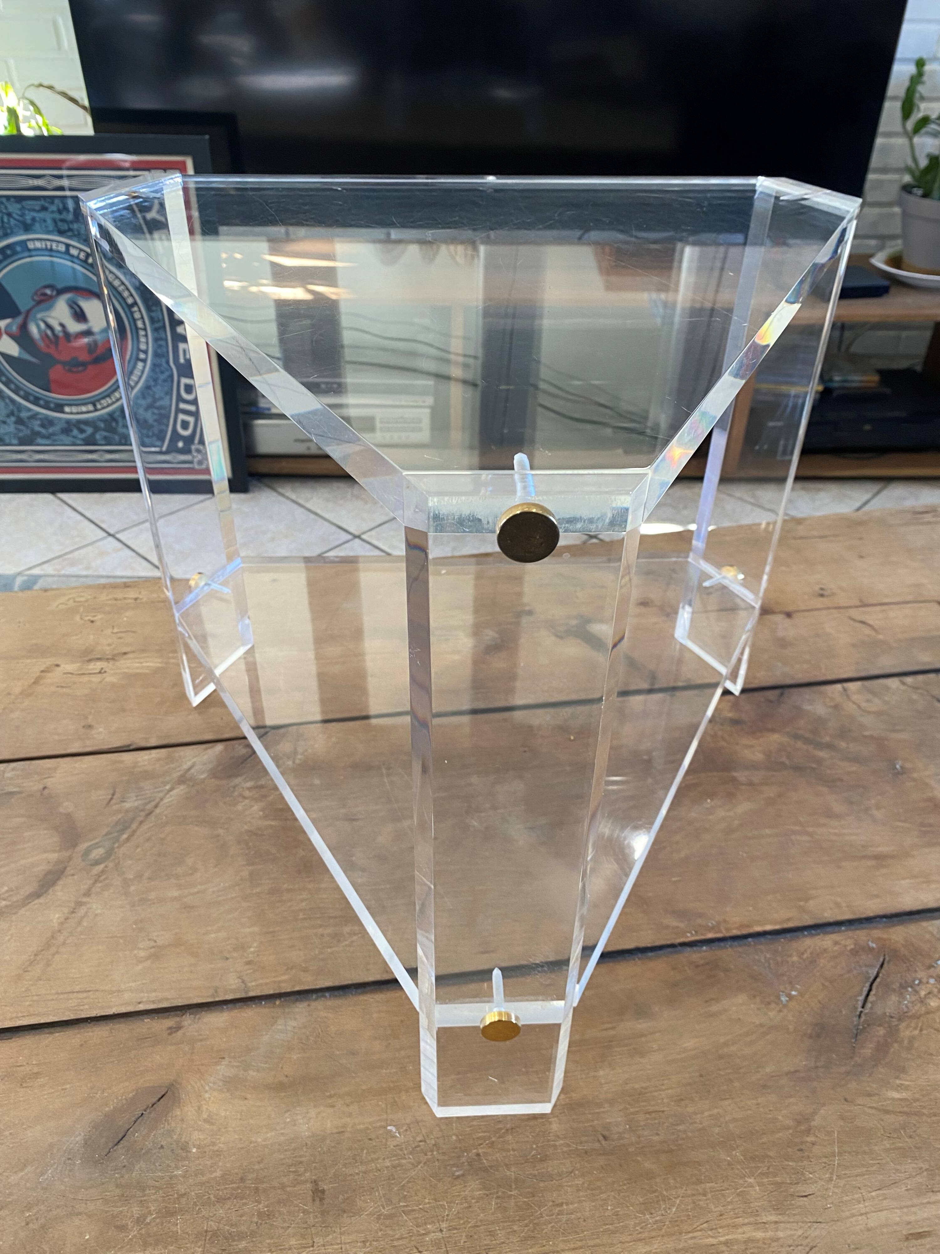 Table basse, d'appoint triangulaire en plexiglas, 1970