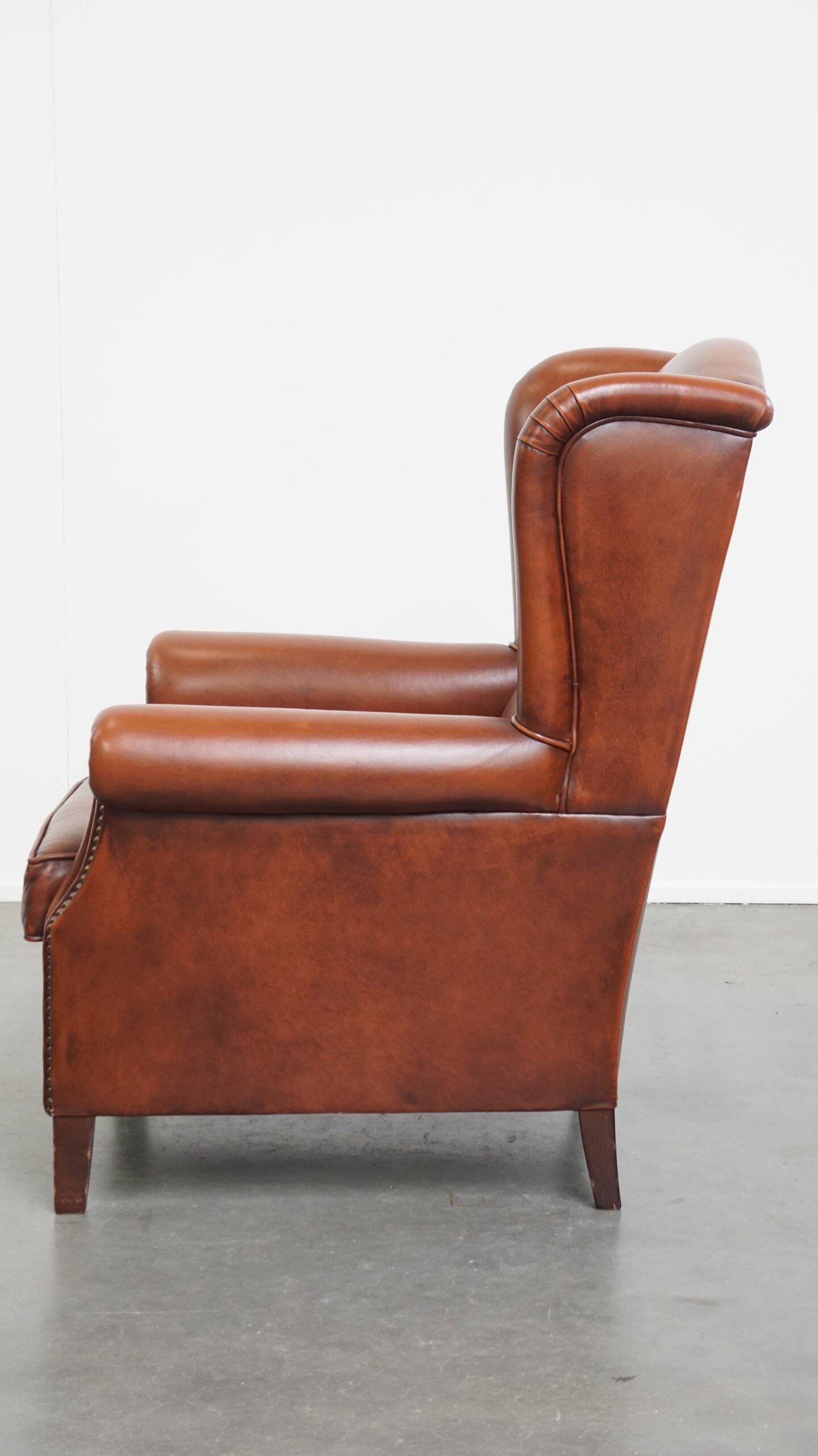 Fauteuil à oreilles de style anglais en cuir de vachette