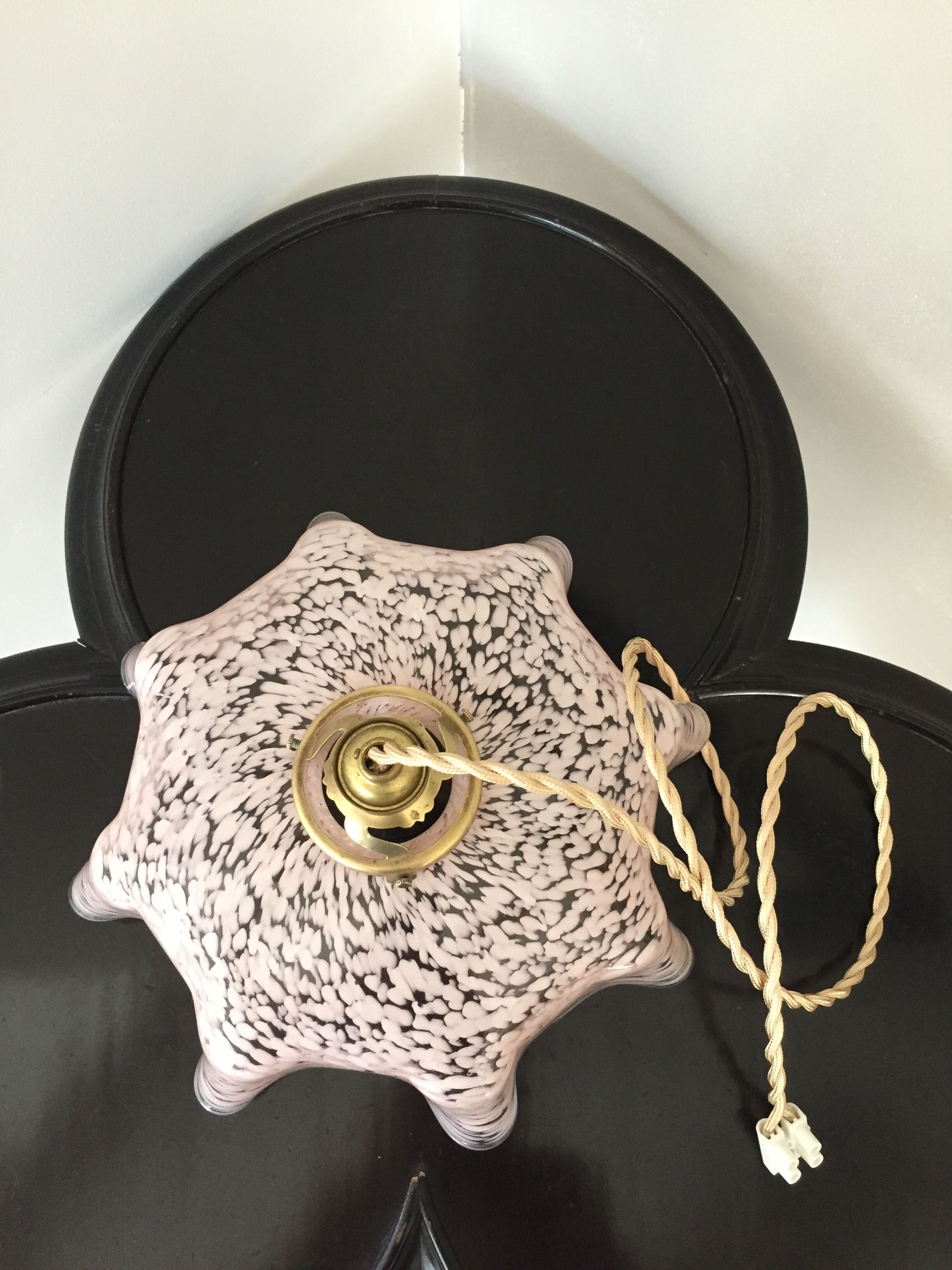 Suspension vintage opaline rose mouchetée et laiton