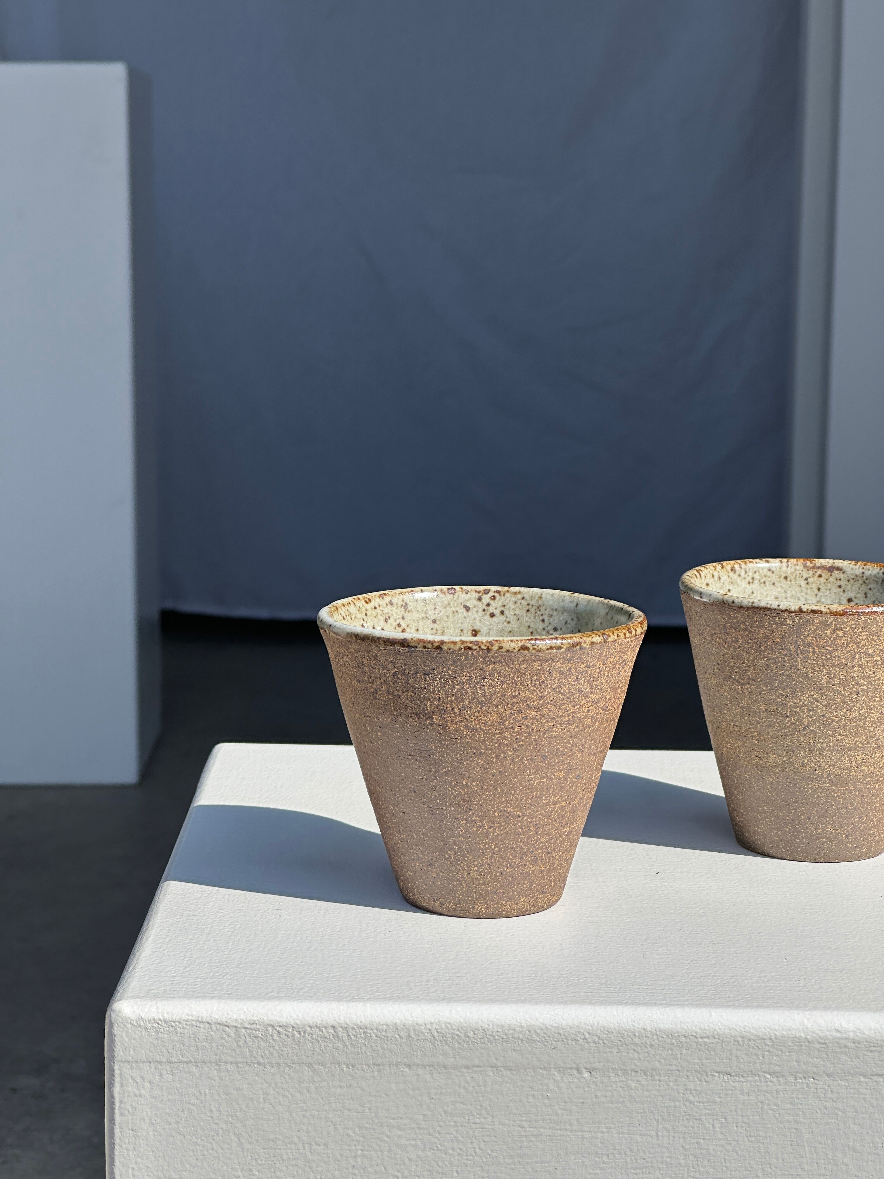 Lot de 2 tasses / mug en céramique indonésienne (mat brun)