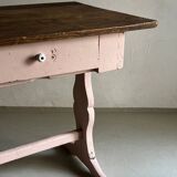 Bureau rustique peint en rose avec plateau marron