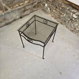 Petite table d'appoint en fer forgé et verre fumé