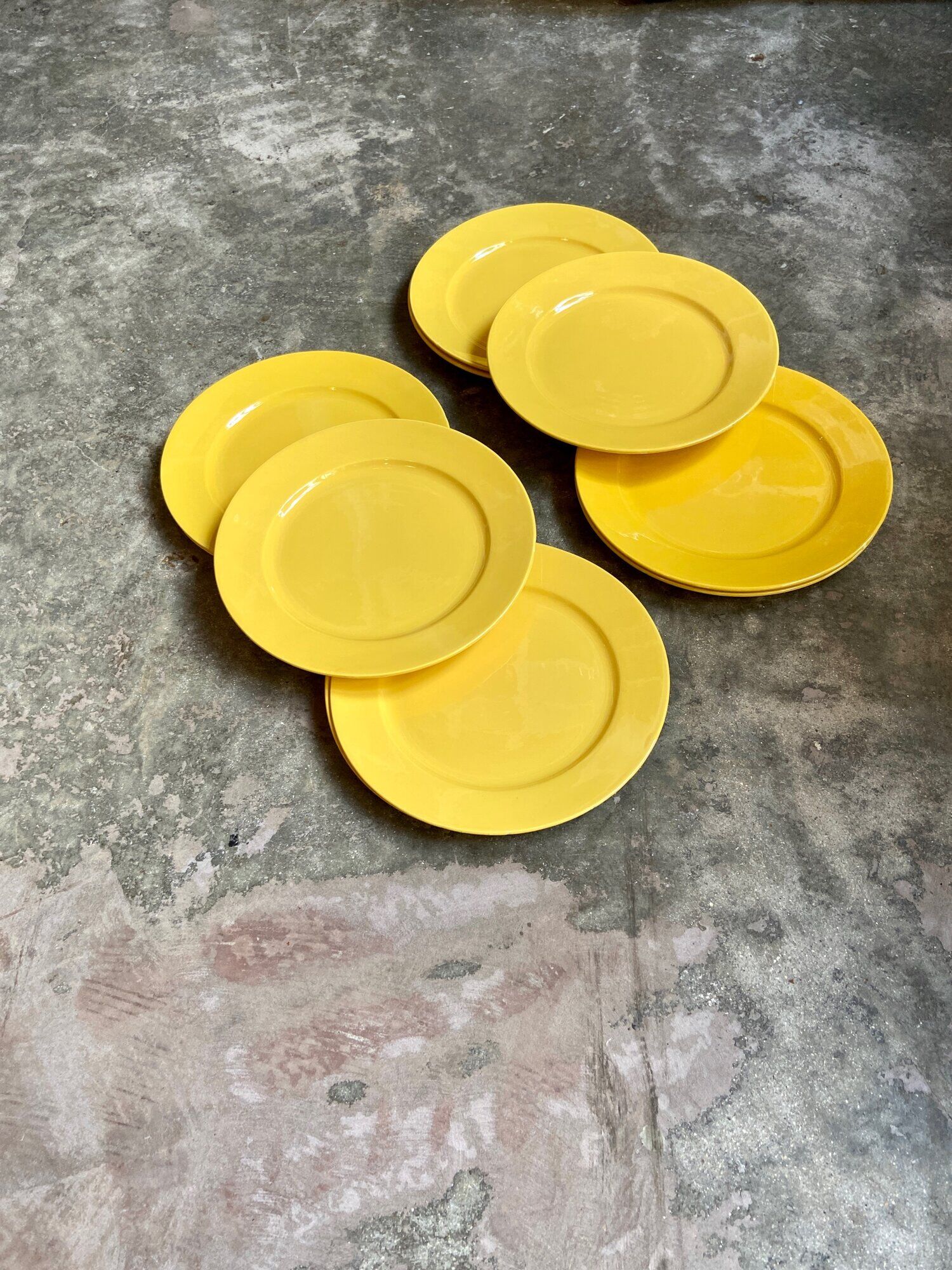 12 yellow earthenware dinner plates