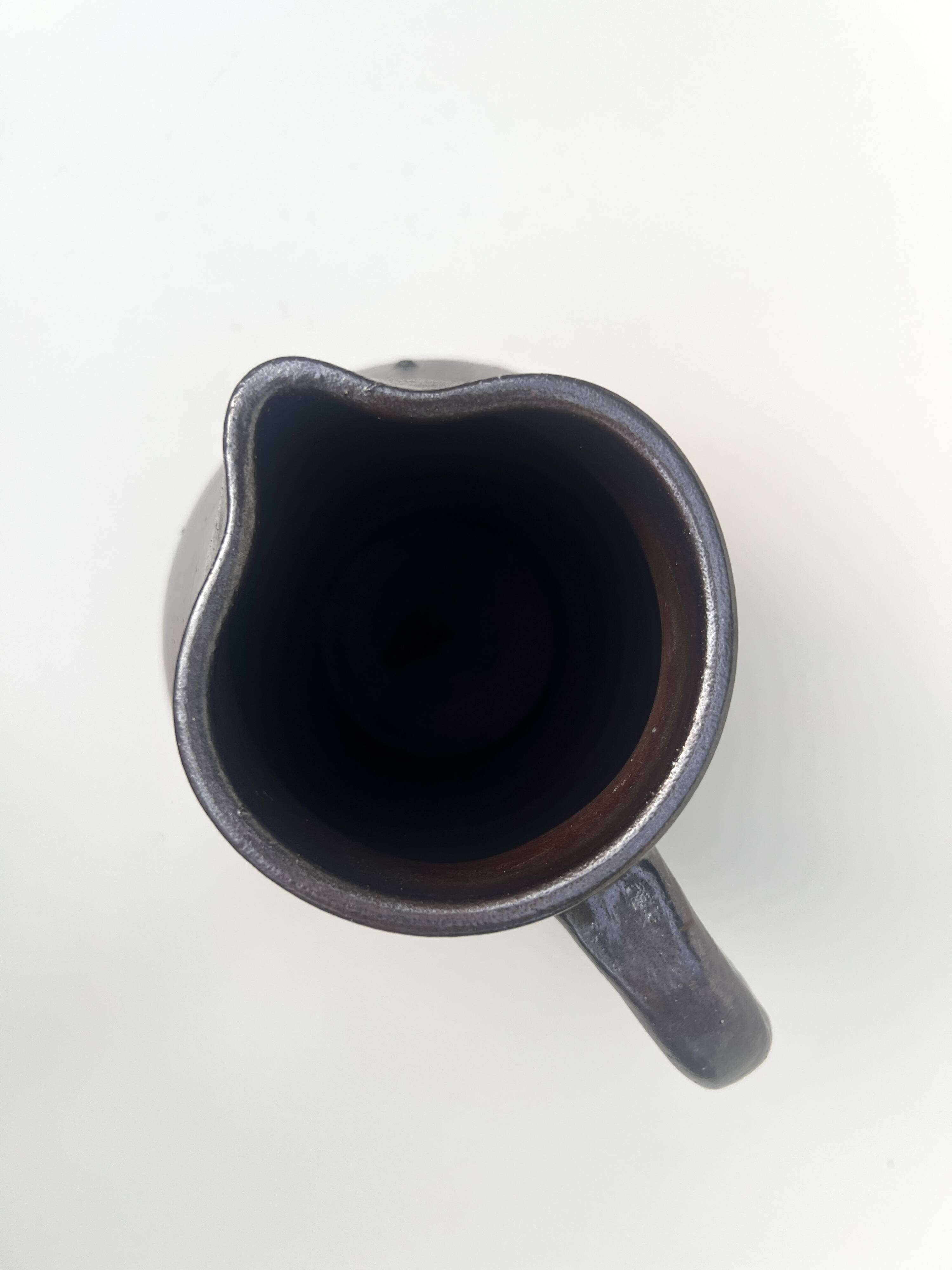 carafe / vase en gres noir ourné, France 1950
