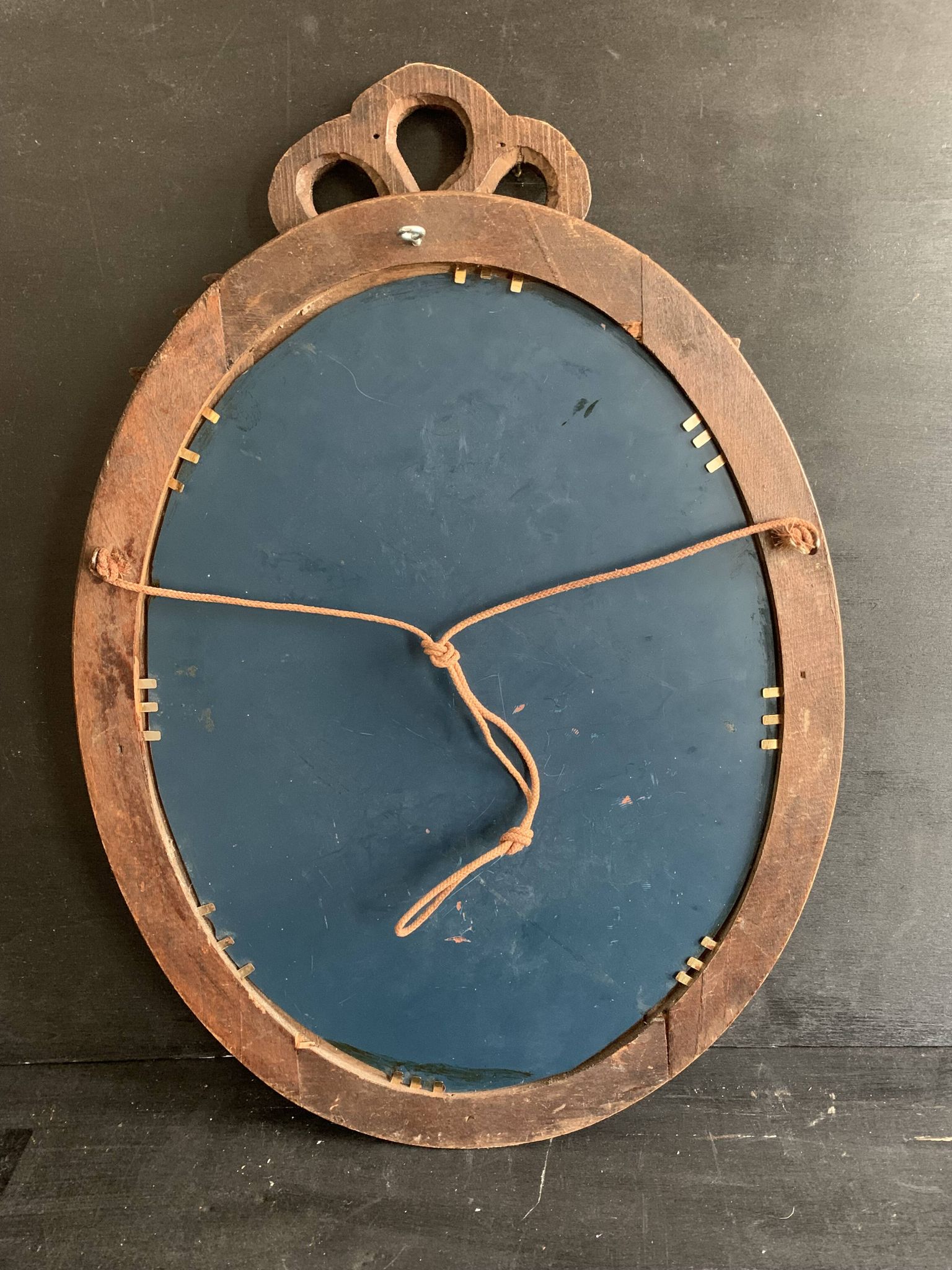 Antique oval mirror in carved wood and Louis XVI style knot