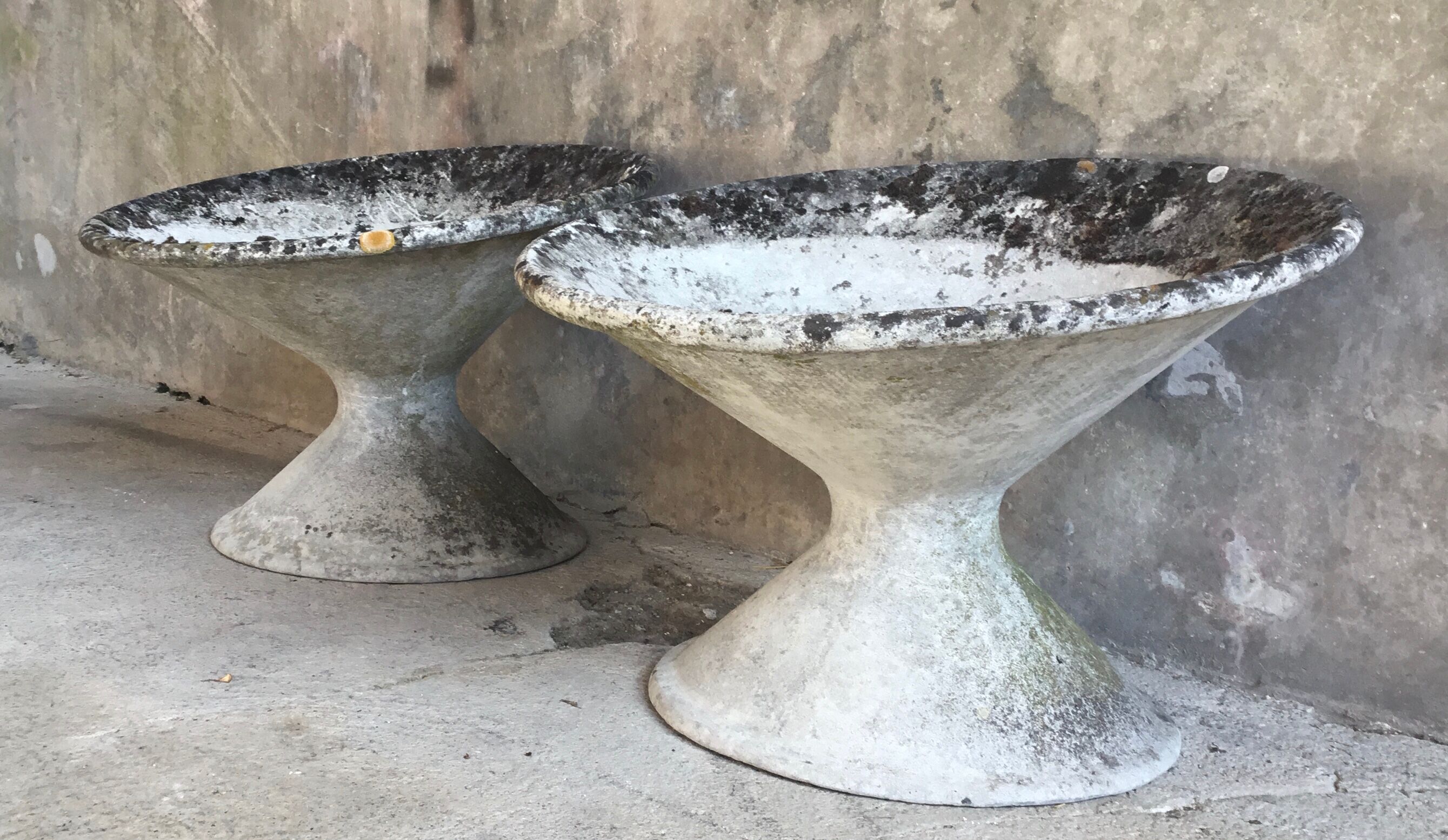 Pair of diabolo planters in fiber cement - vintage 1950