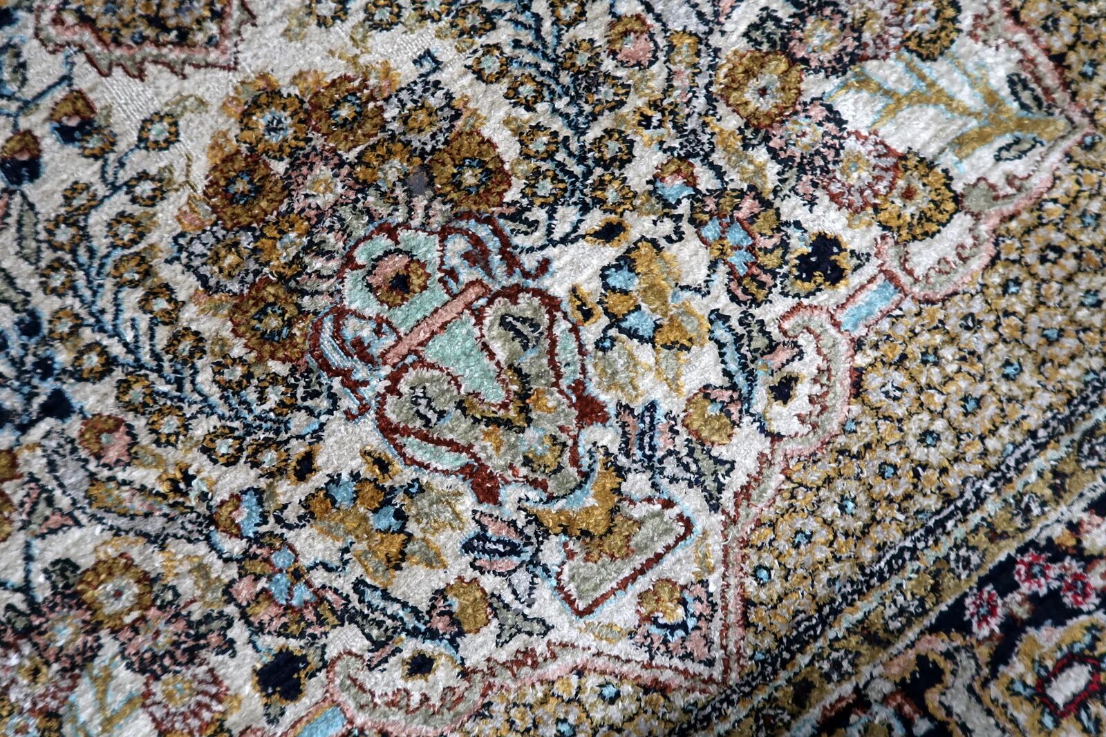 1950s Handmade Kashmir silk medallion rug, 109 × 165 cm - 1C1293