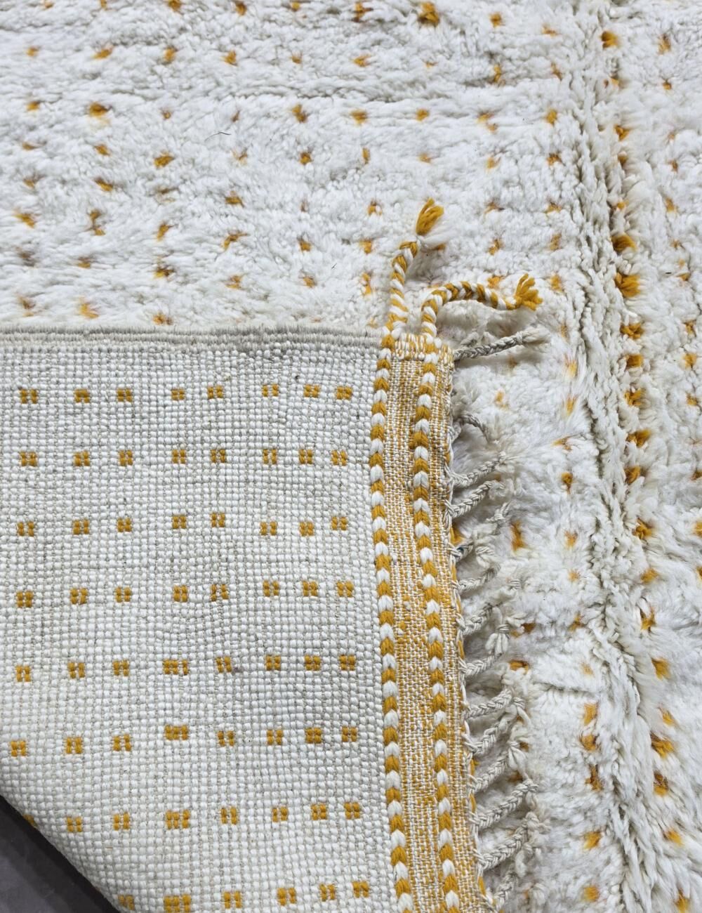 White carpet with yellow dots - 276 x 211 cm