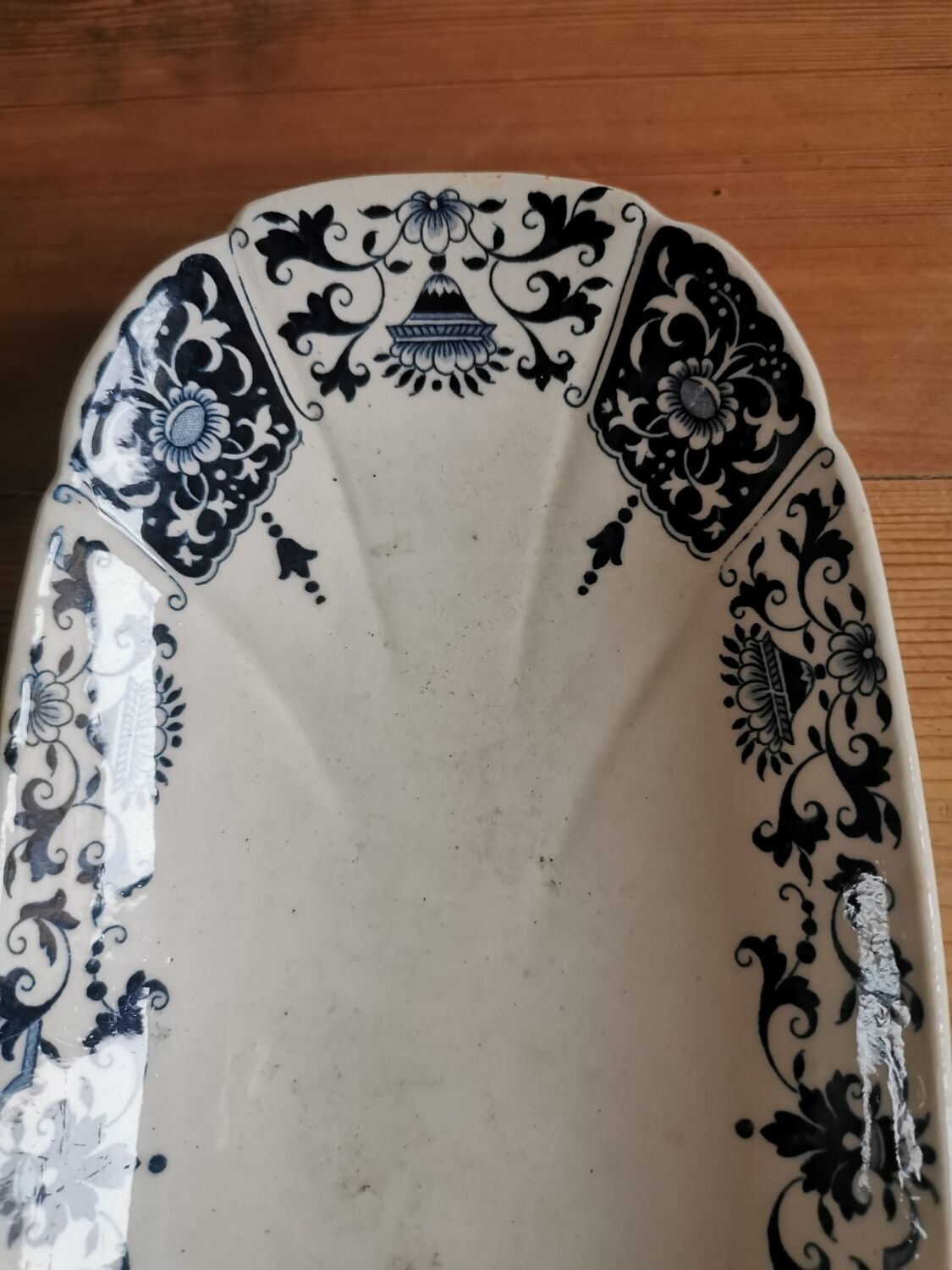 Serving dish in iron earth