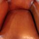 Paire de fauteuils-club en cuir