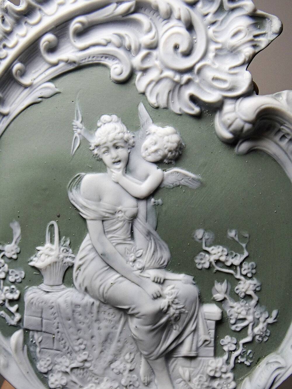 Médaillon mural rococo ancien en biscuit bichrome Jasperware