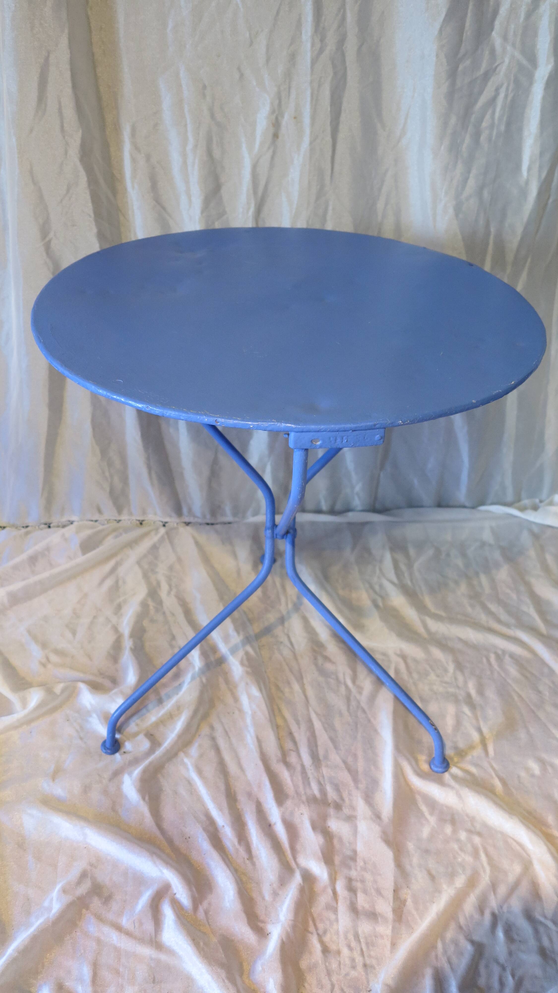 round outdoor table in ultramarine metal