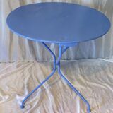 round outdoor table in ultramarine metal