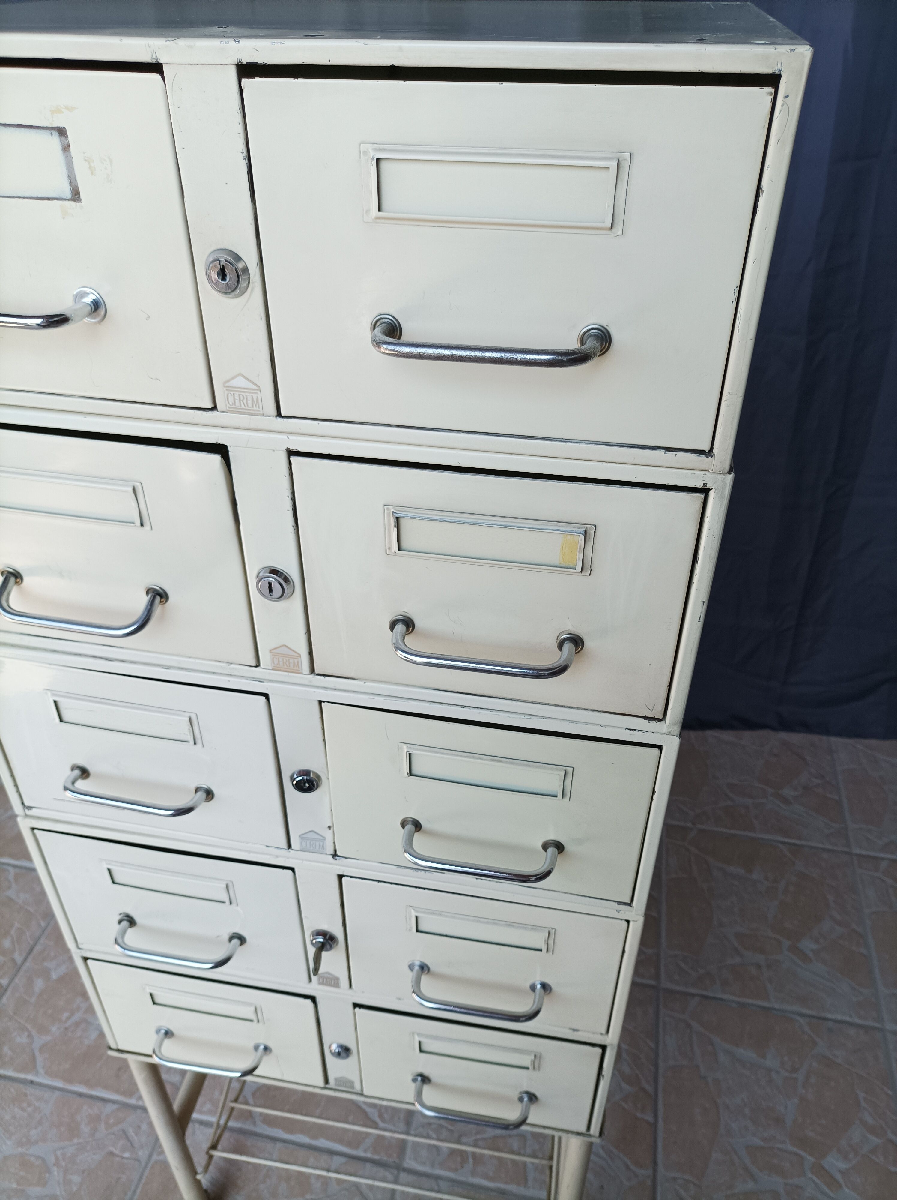 Cerem industrial locker service unit