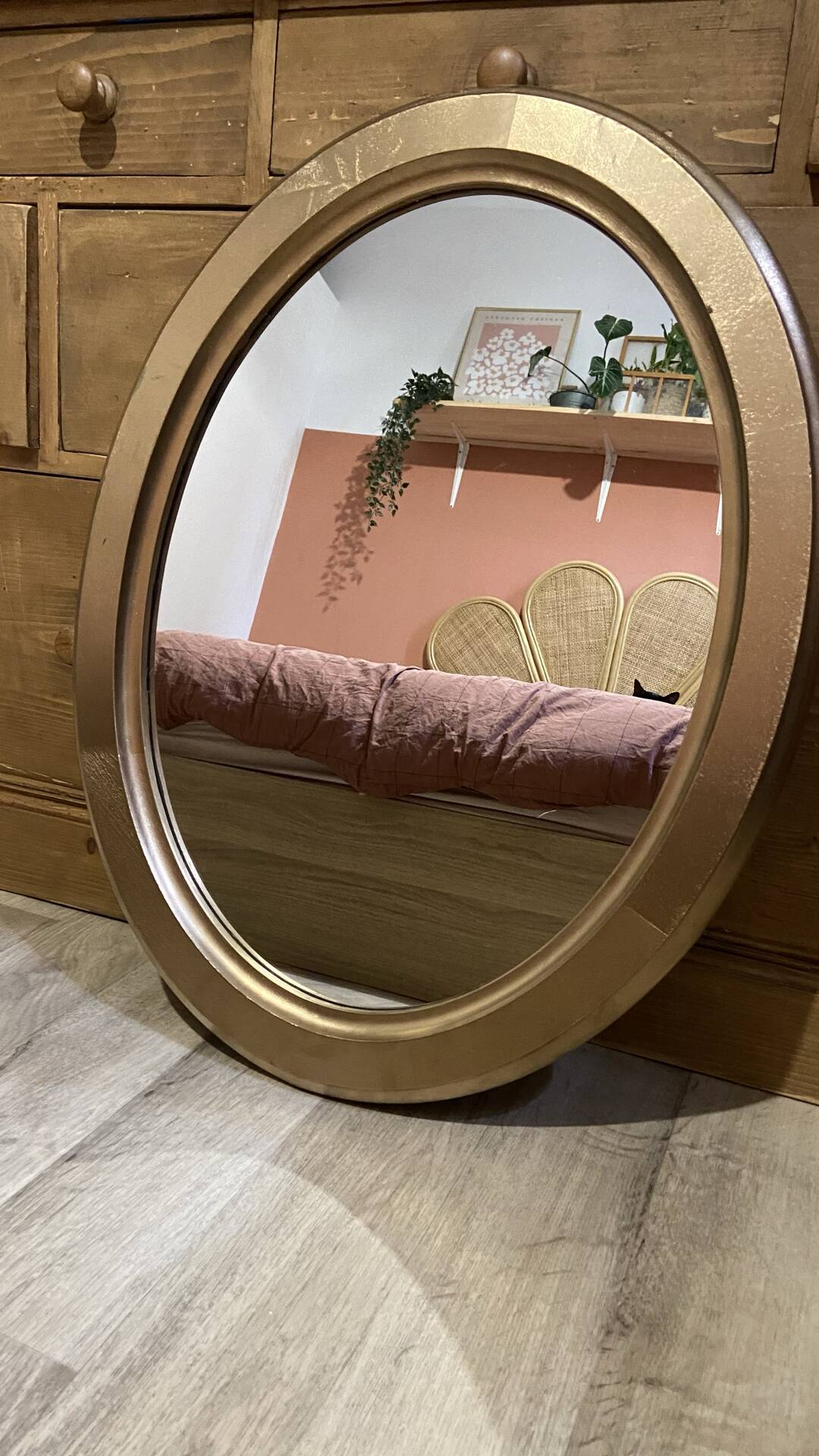 Oval gold medallion mirror – Classic style – 67 x 52 cm