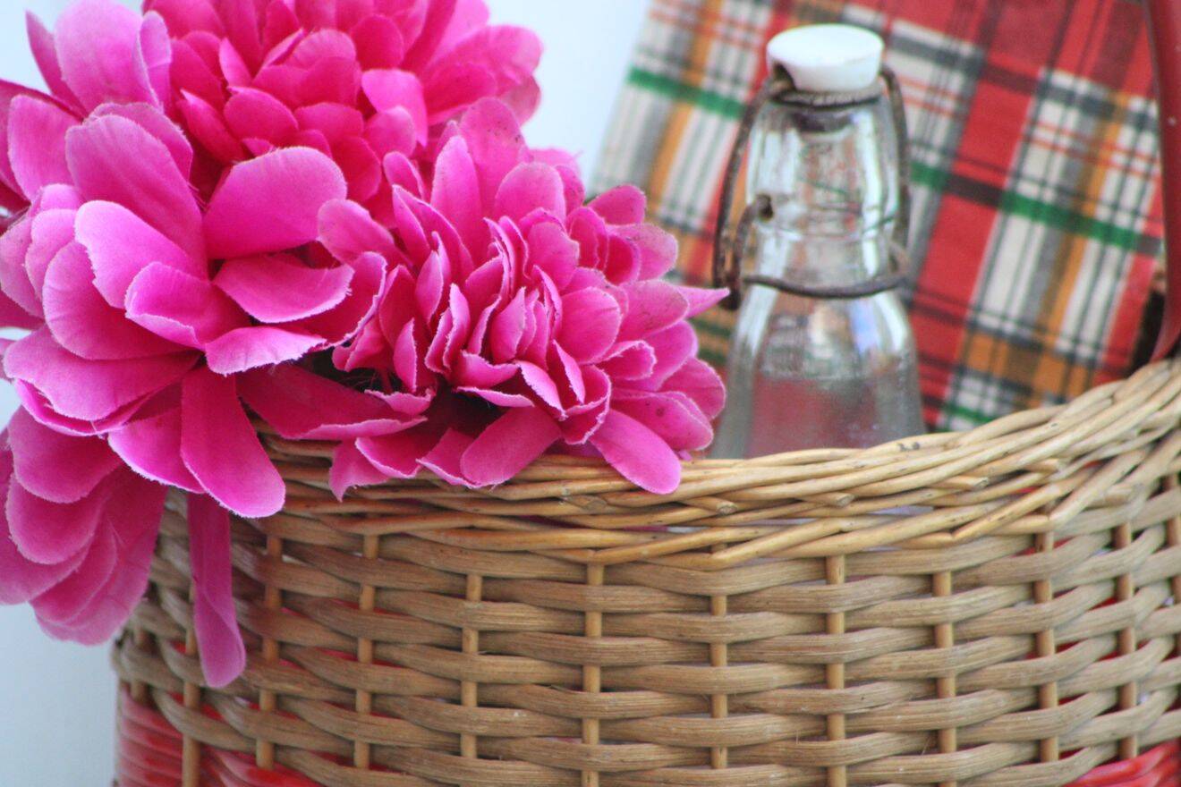 Wicker basket and scoubidou