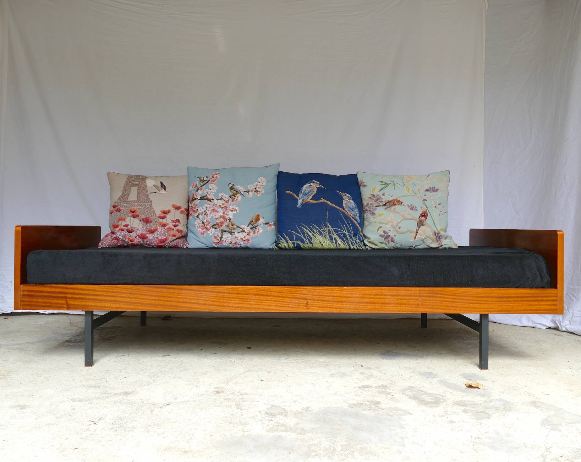 Daybed LC8 A.R.P. Pierre Guariche 1955