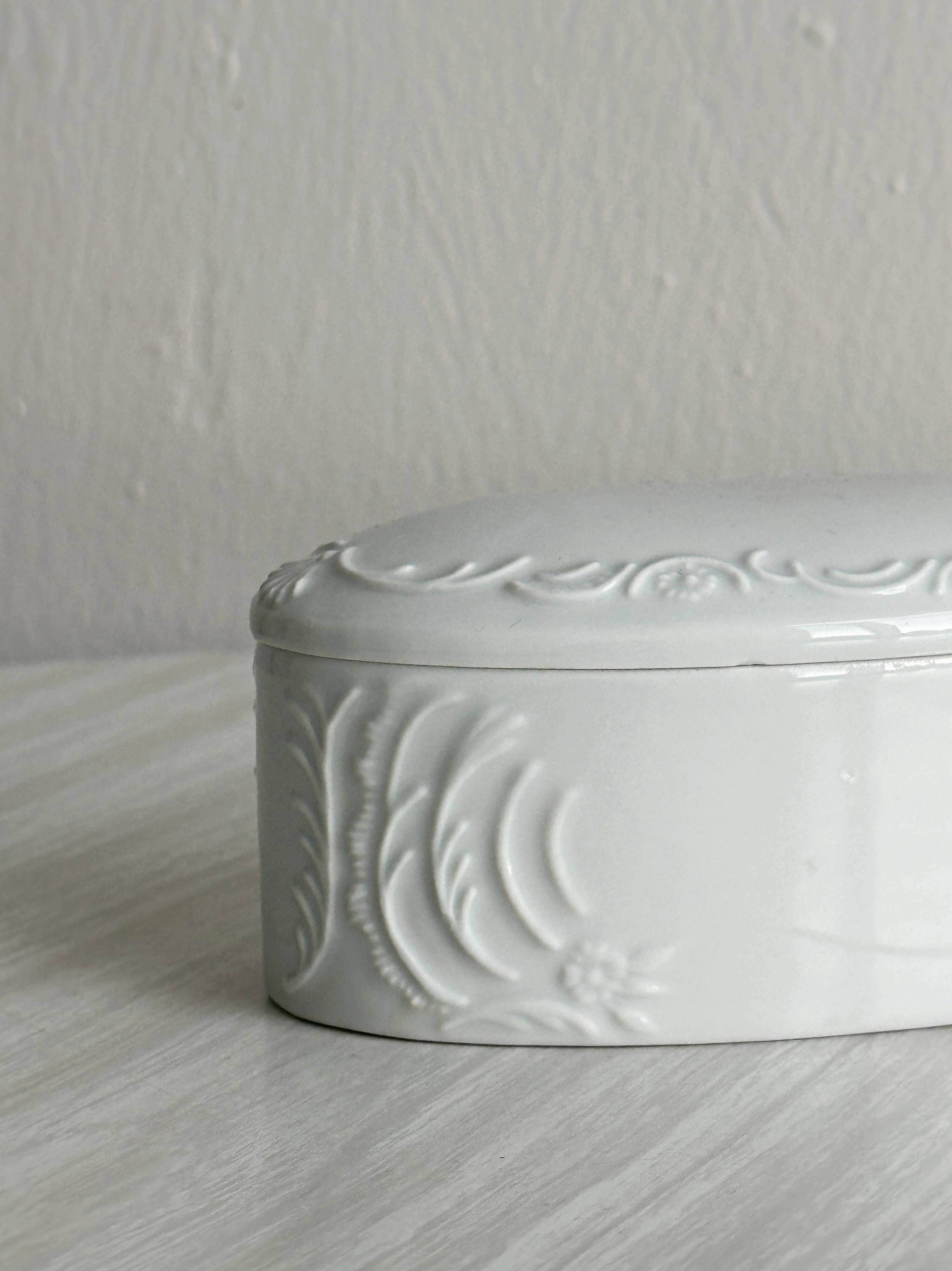Lidded sugar bowl in Limoges porcelain
