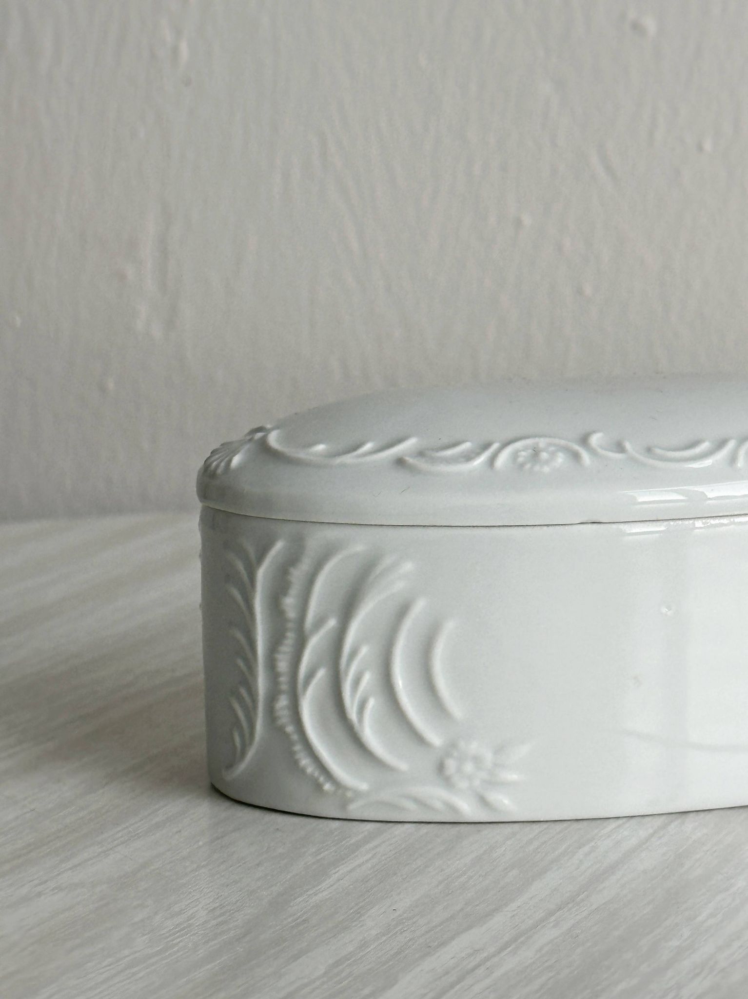Lidded sugar bowl in Limoges porcelain