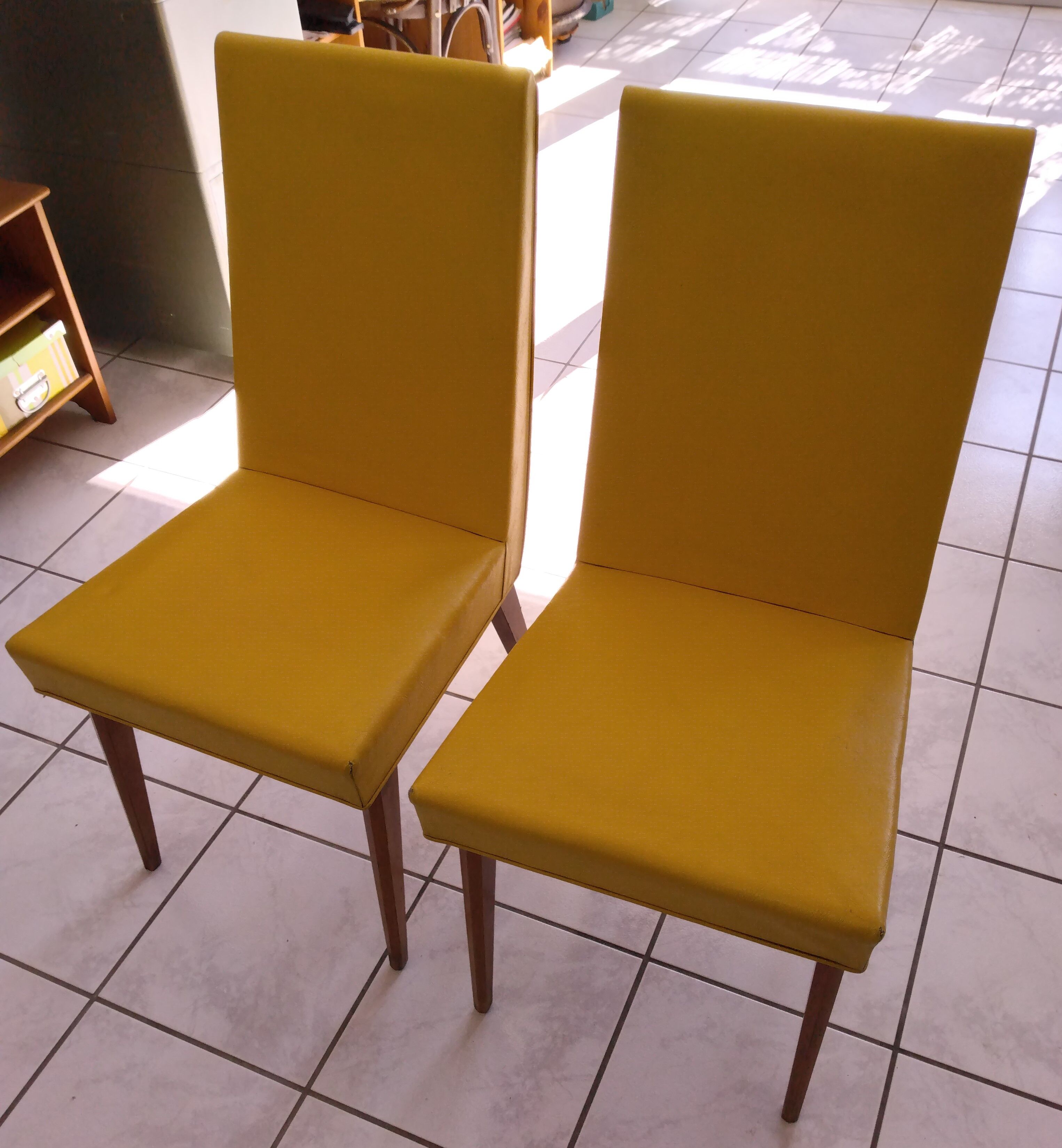 Pair of yellow chairs skaï yellow 60s