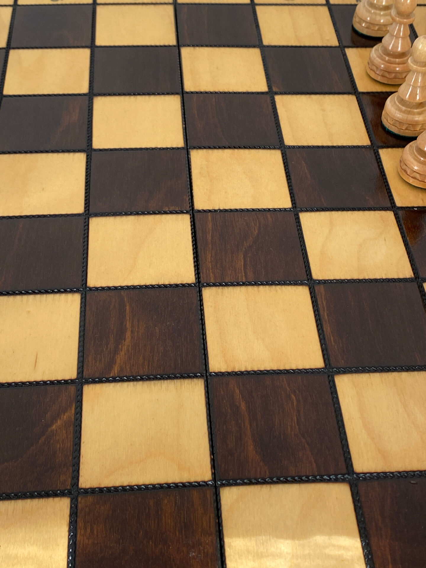 Jeu d’échec avec plateau et pièces en bois 