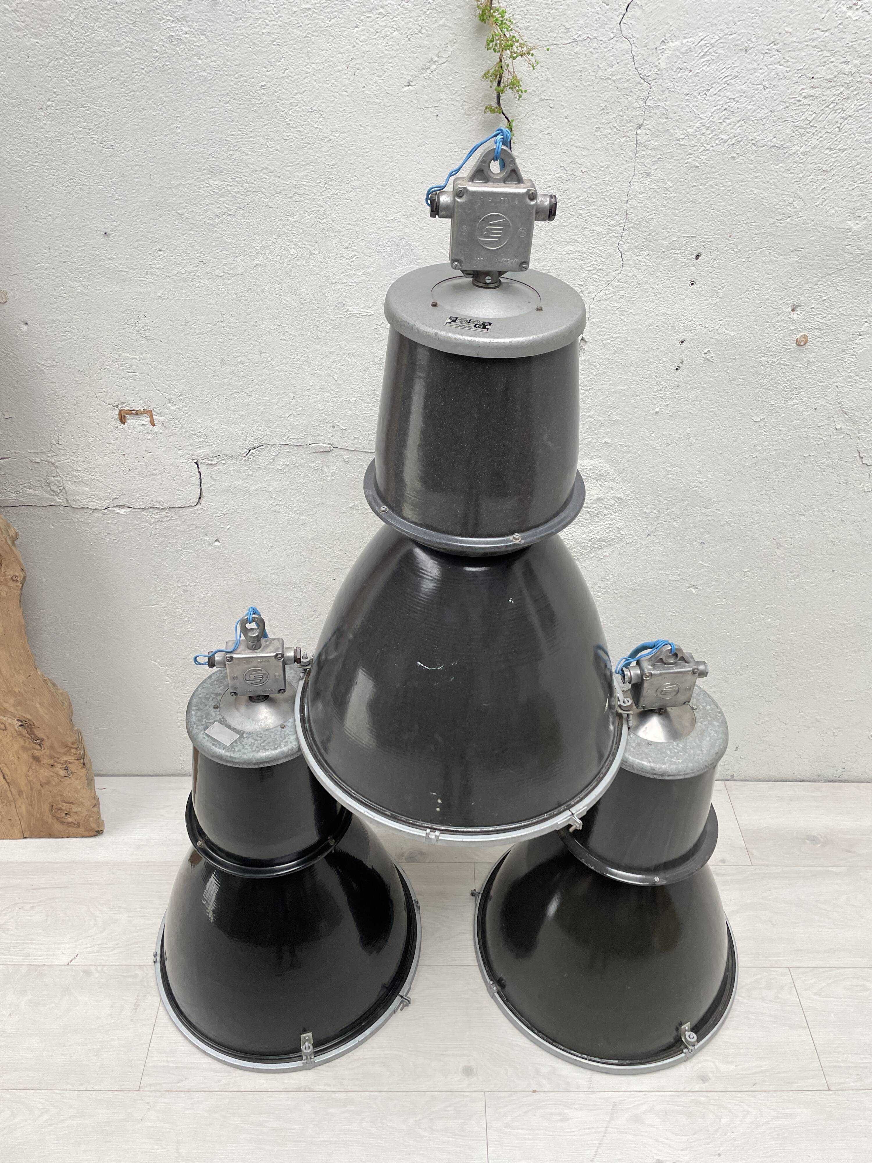 Suite de trois lampes industrielles.