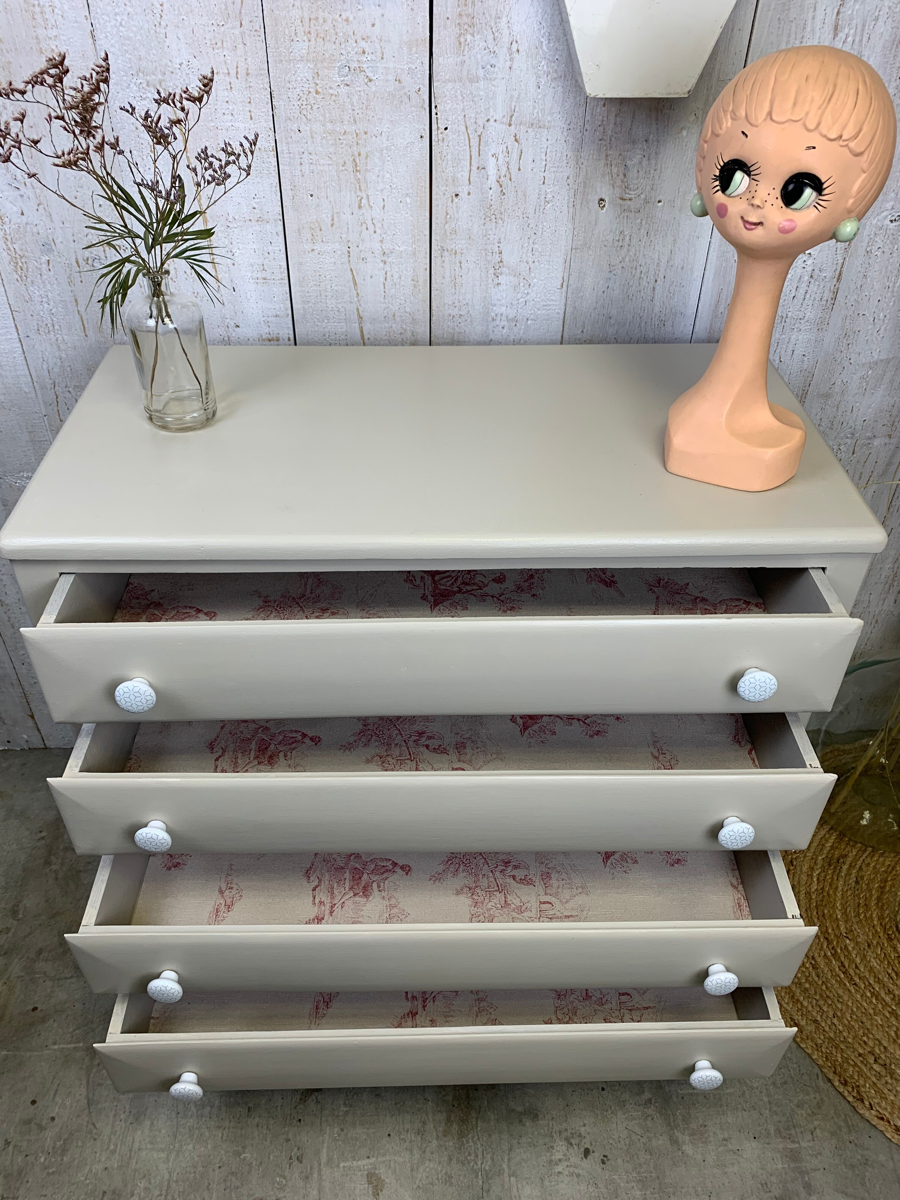 Dresser with compass feet