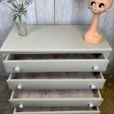 Dresser with compass feet