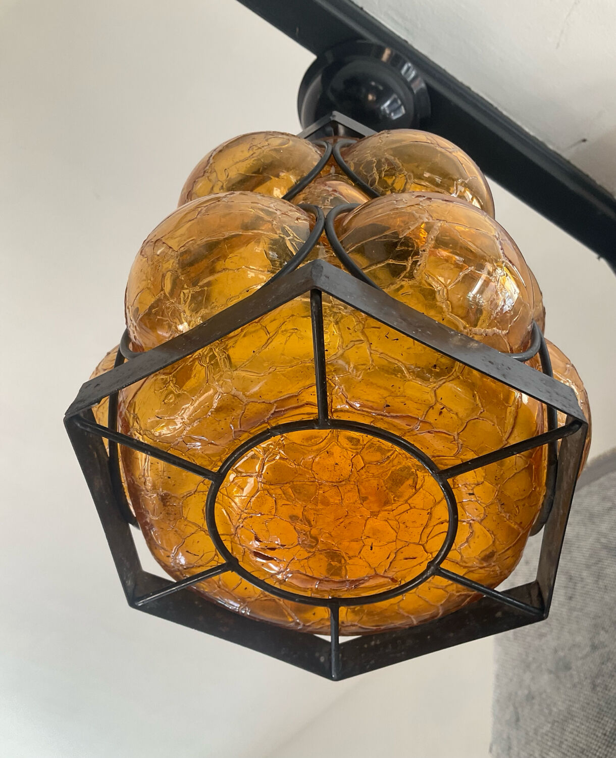 Suspension en verre ambré et fer forgé des années 60