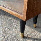 Bibliothèque vintage du milieu du siècle avec portes coulissantes en verre par Turnidg