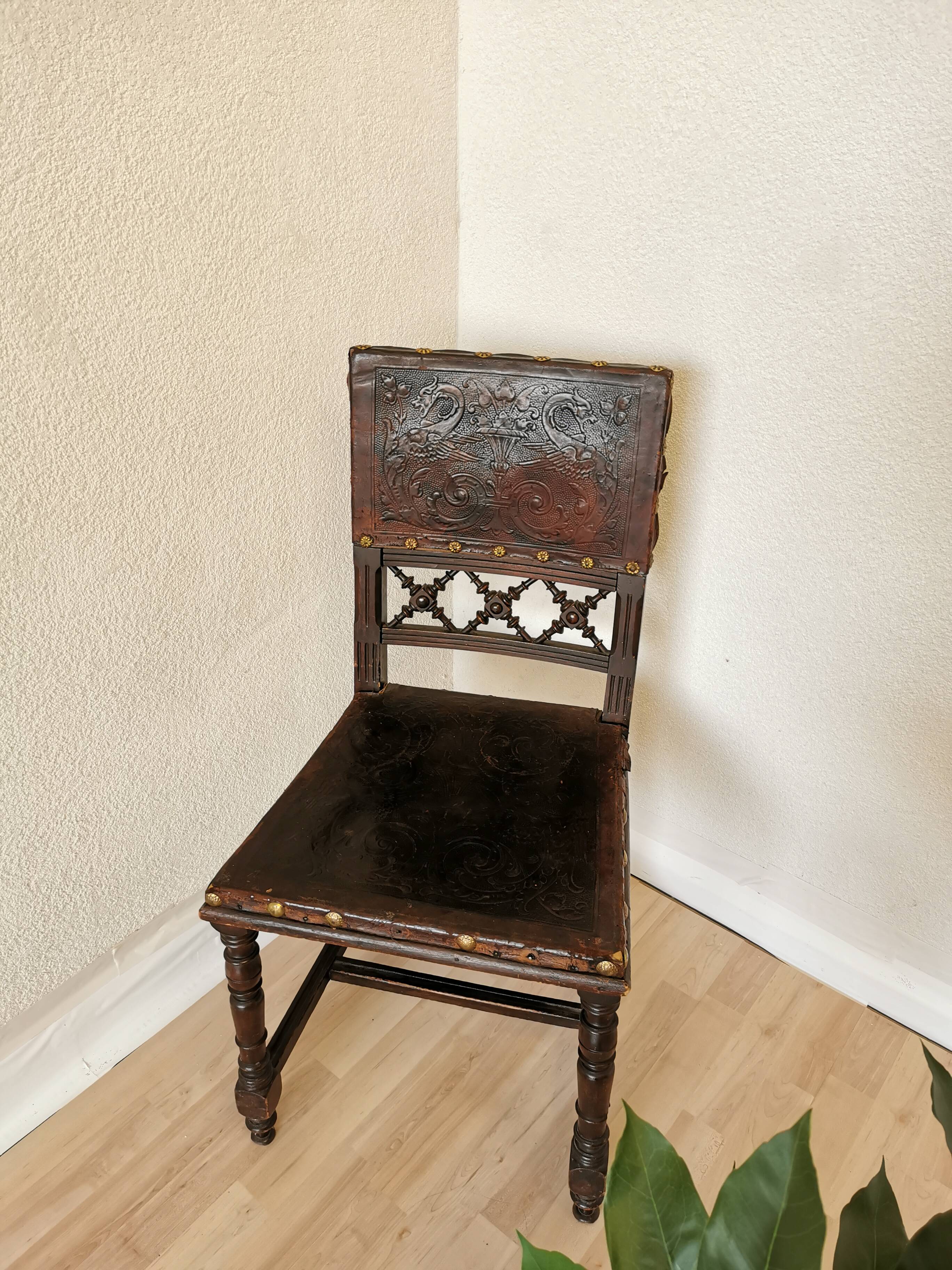 Chaise de salle à manger en cuir antique des années 1930 : base en bois sculpté, détails en métal