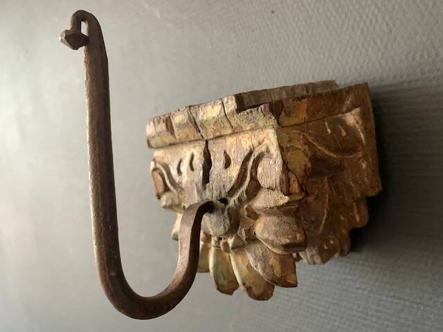 Wall hook in hand-carved wood and iron, antique, India, 1920