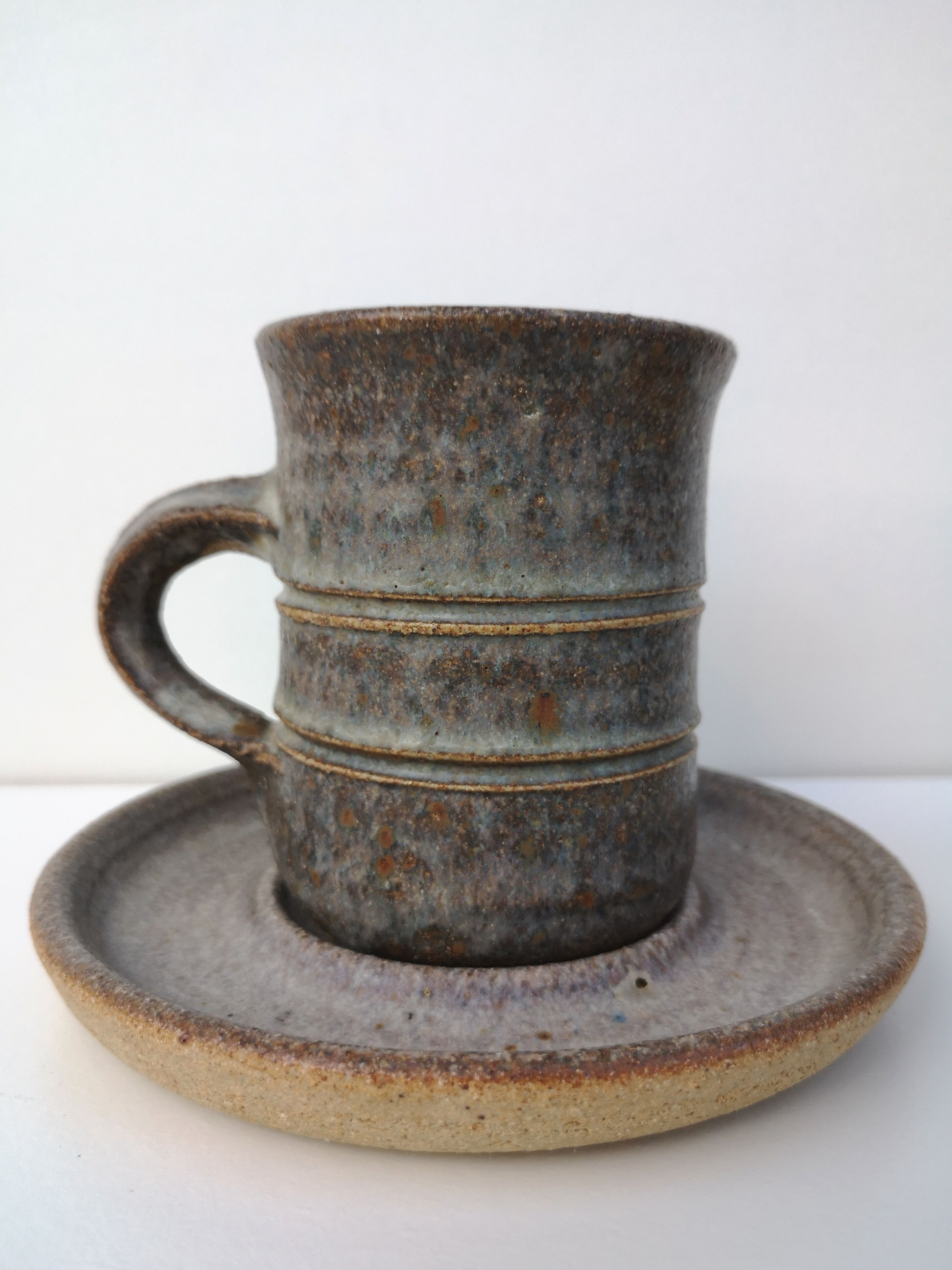 Duo vintage sandstone mugs