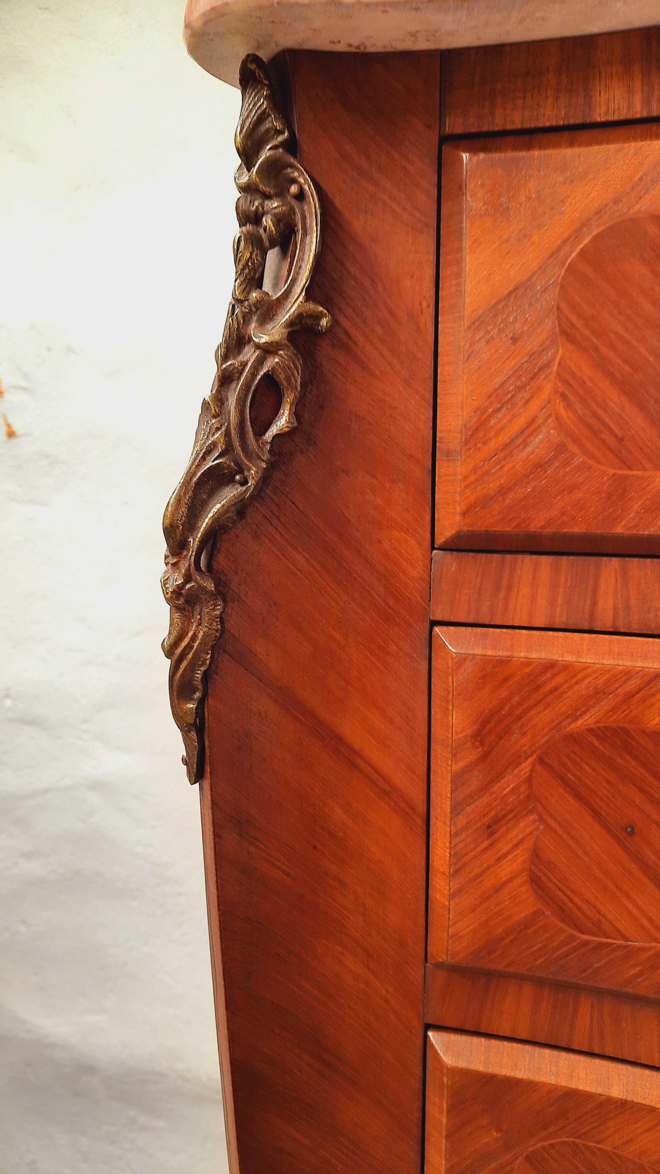 Louis XV-style weekly commodity