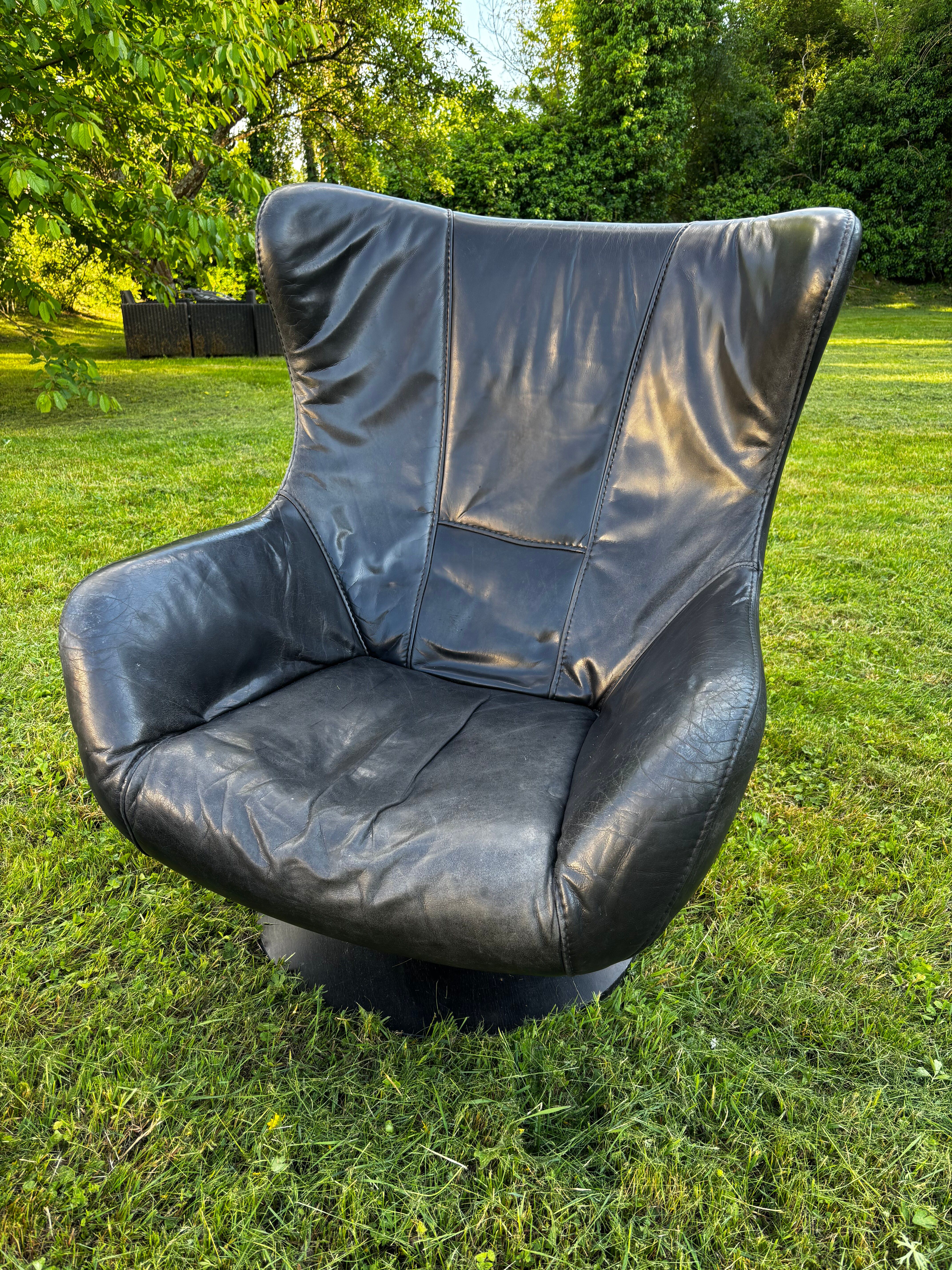 Fauteuil style egg chair et son ottoman