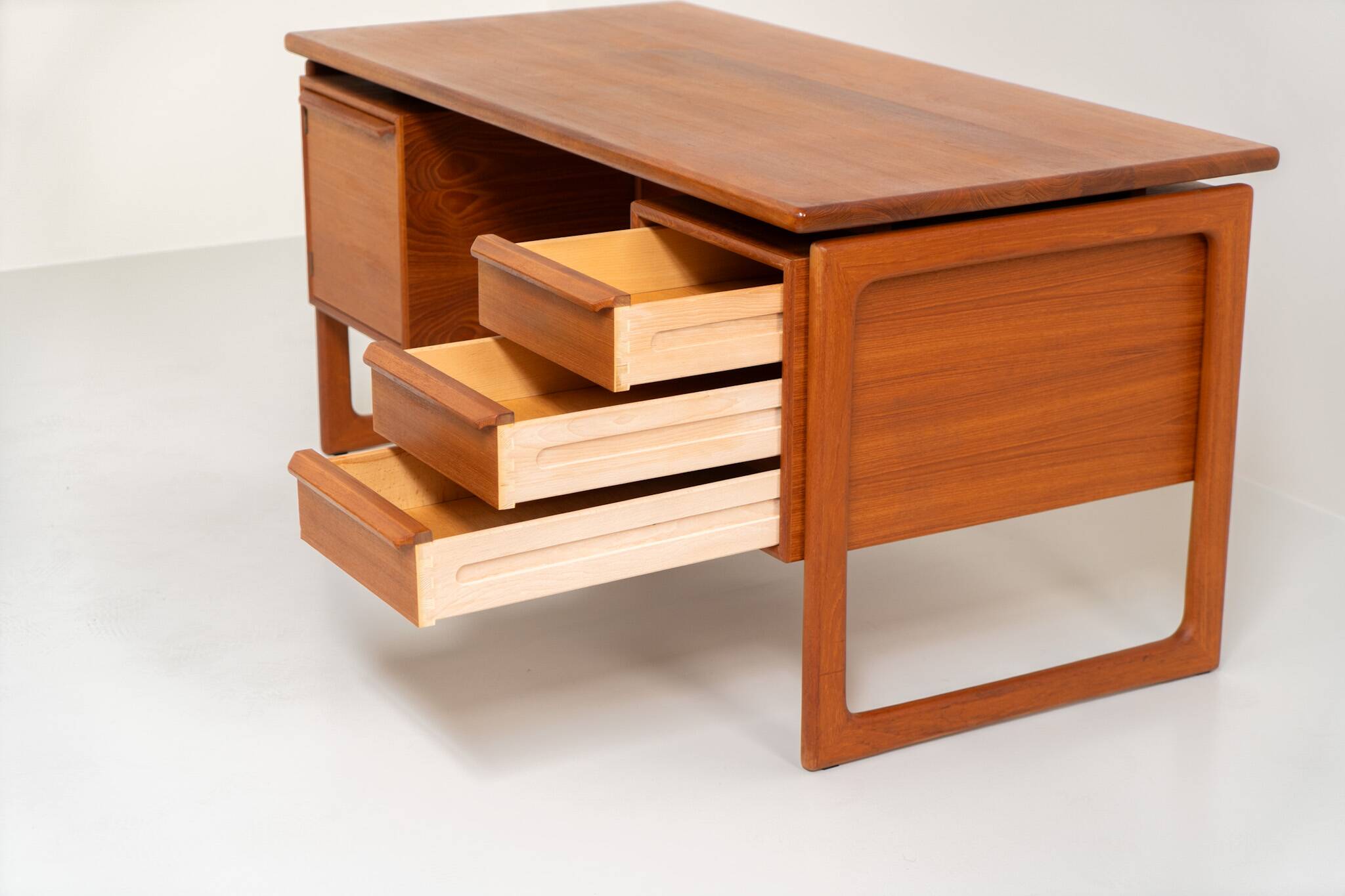 Bureau exécutif en teck par G.V. Møbler