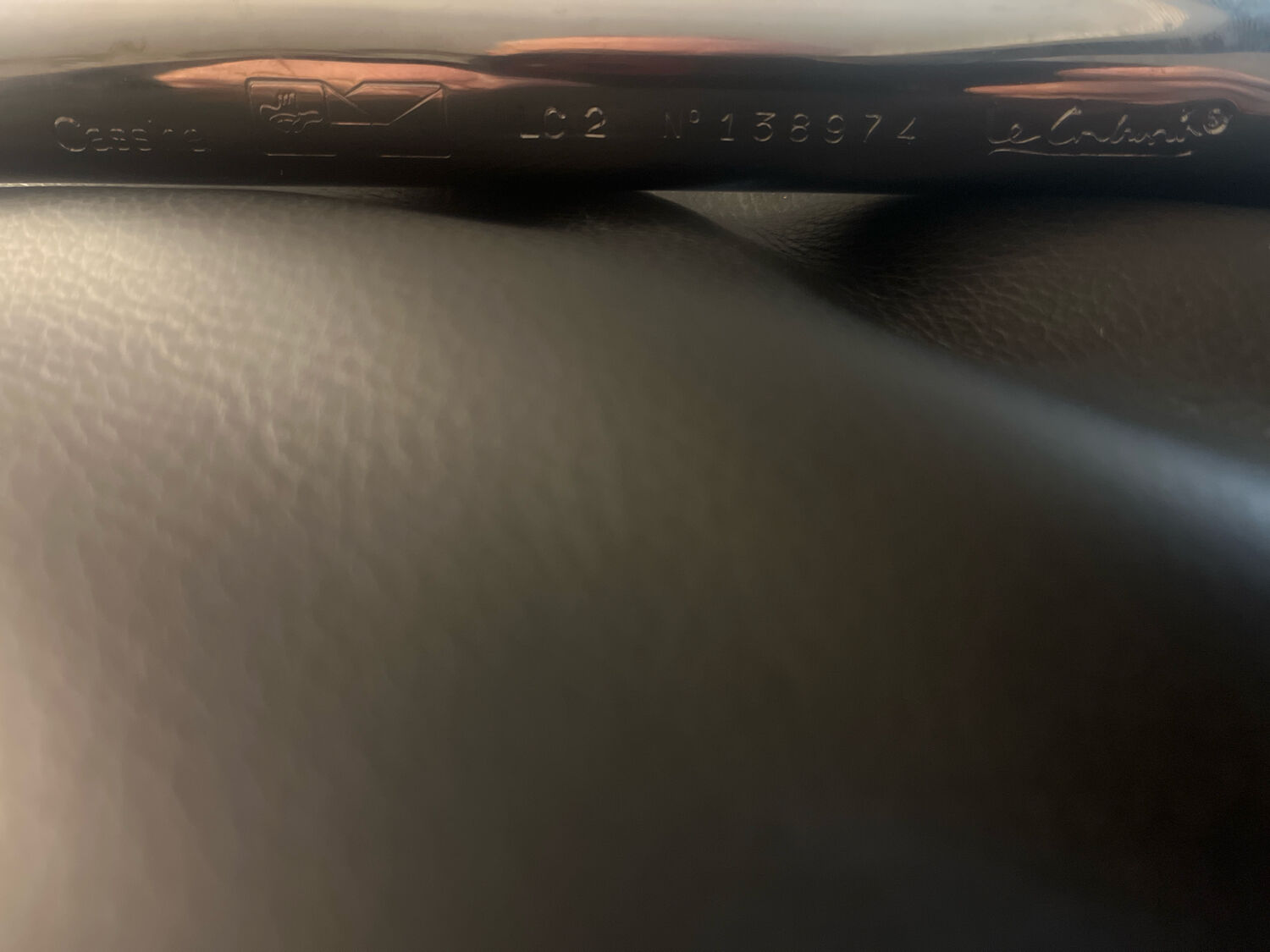 Canapé LC2 en cuir noir – Cassina, Le Corbusier / Perriand / Jeanneret