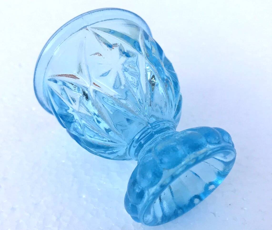 Ancien coquetier piédouche godronné  verre bleu transparent