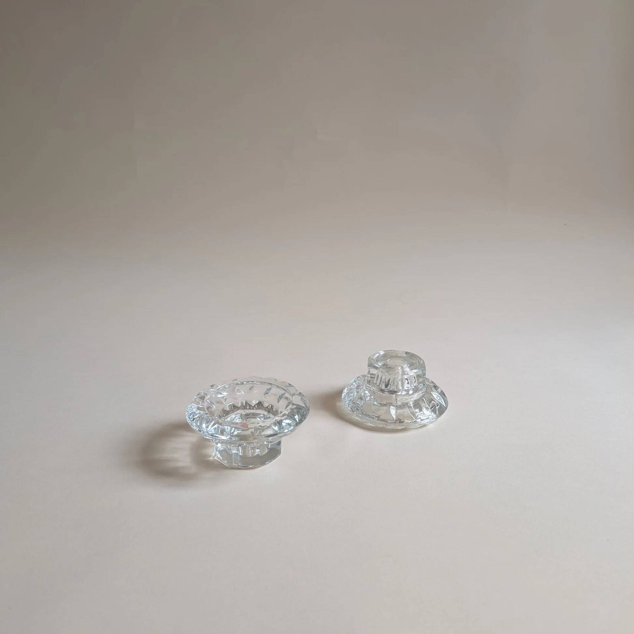 Paire de bougeoirs en verre ciselé, pied octogonal