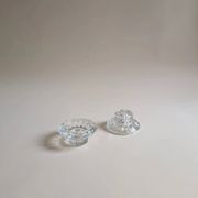 Paire de bougeoirs en verre ciselé, pied octogonal