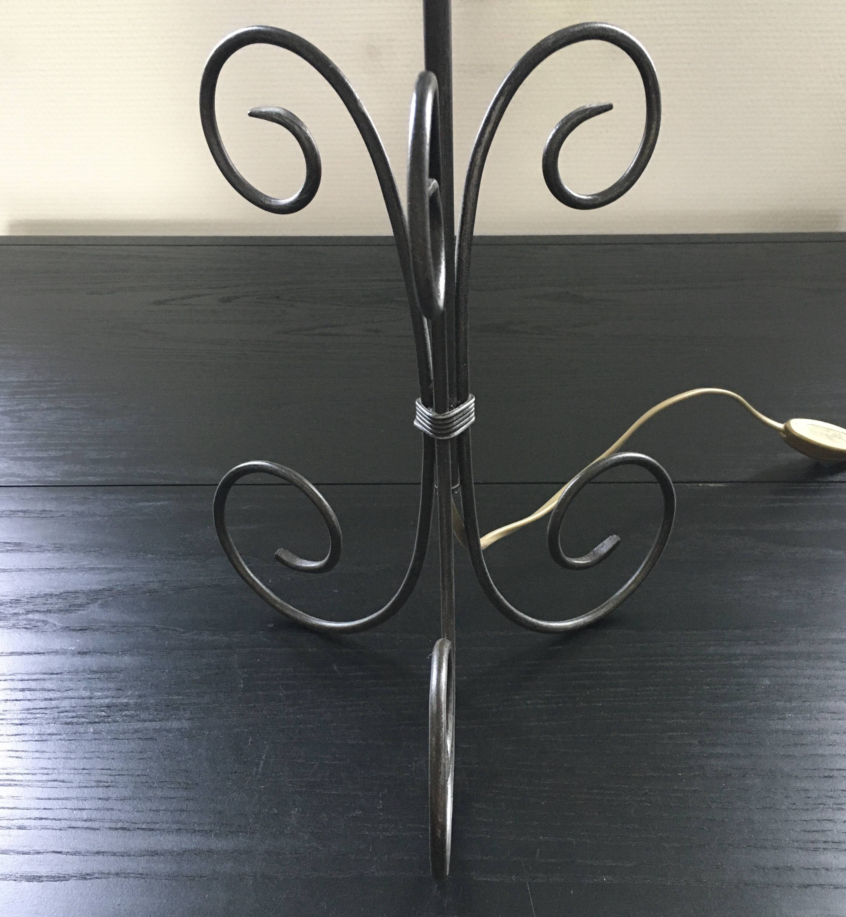 Tripod spiral lamp