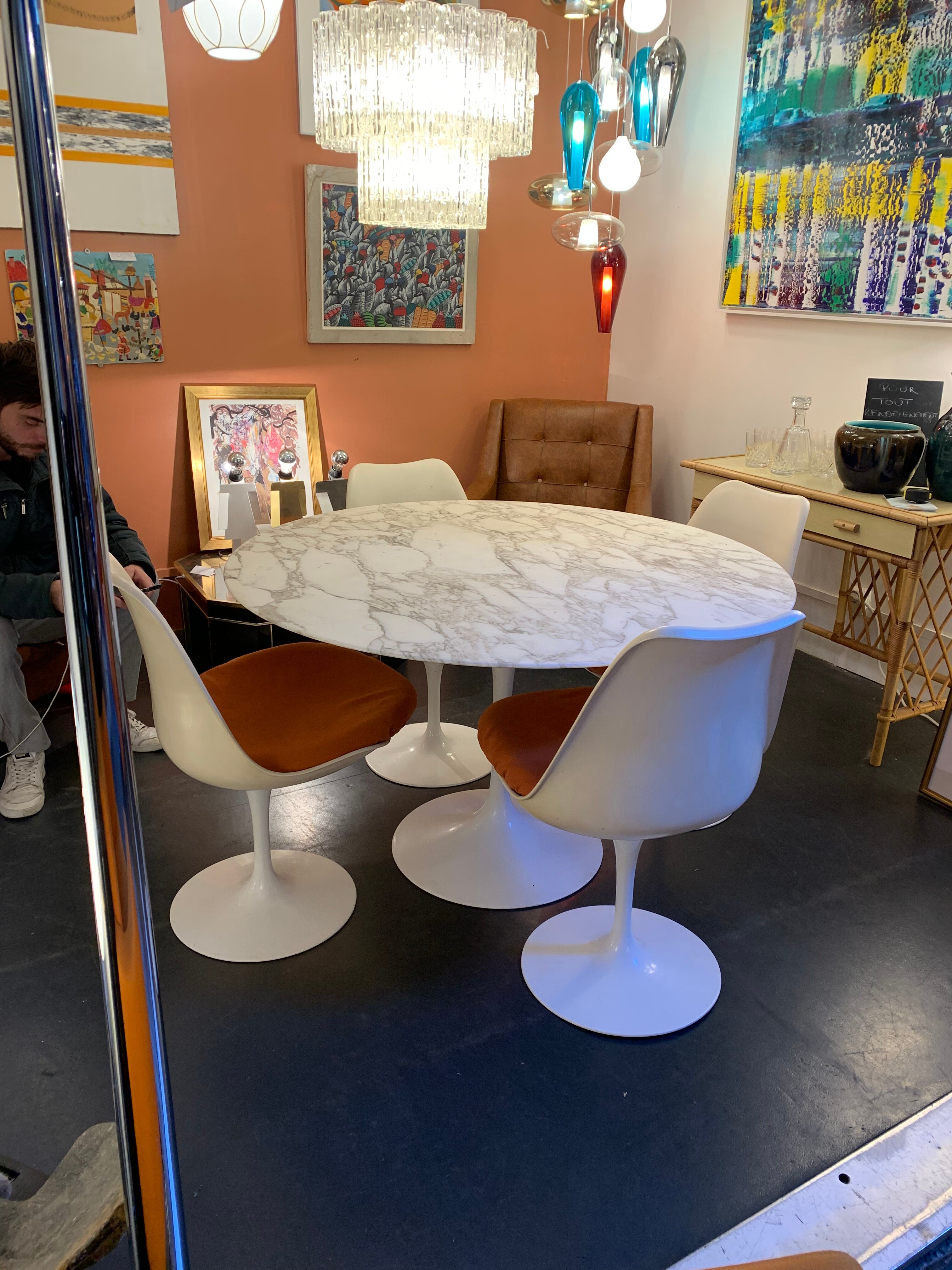 Tulip foot round table by Eero Saarinen for Knoll