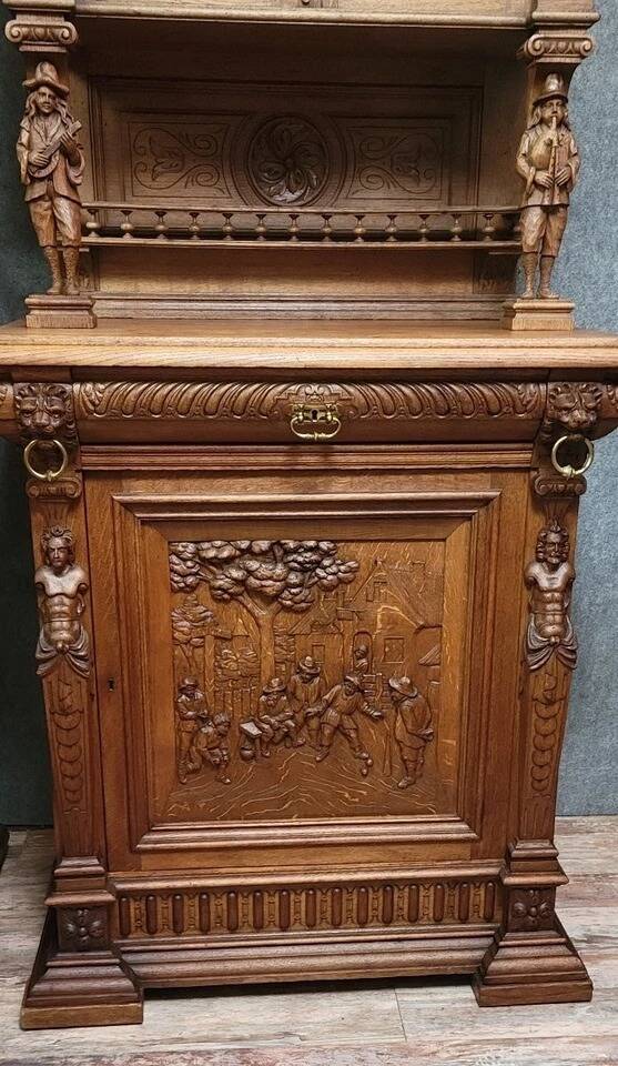 Paire de buffets deux-corps de style Renaissance richement sculp
