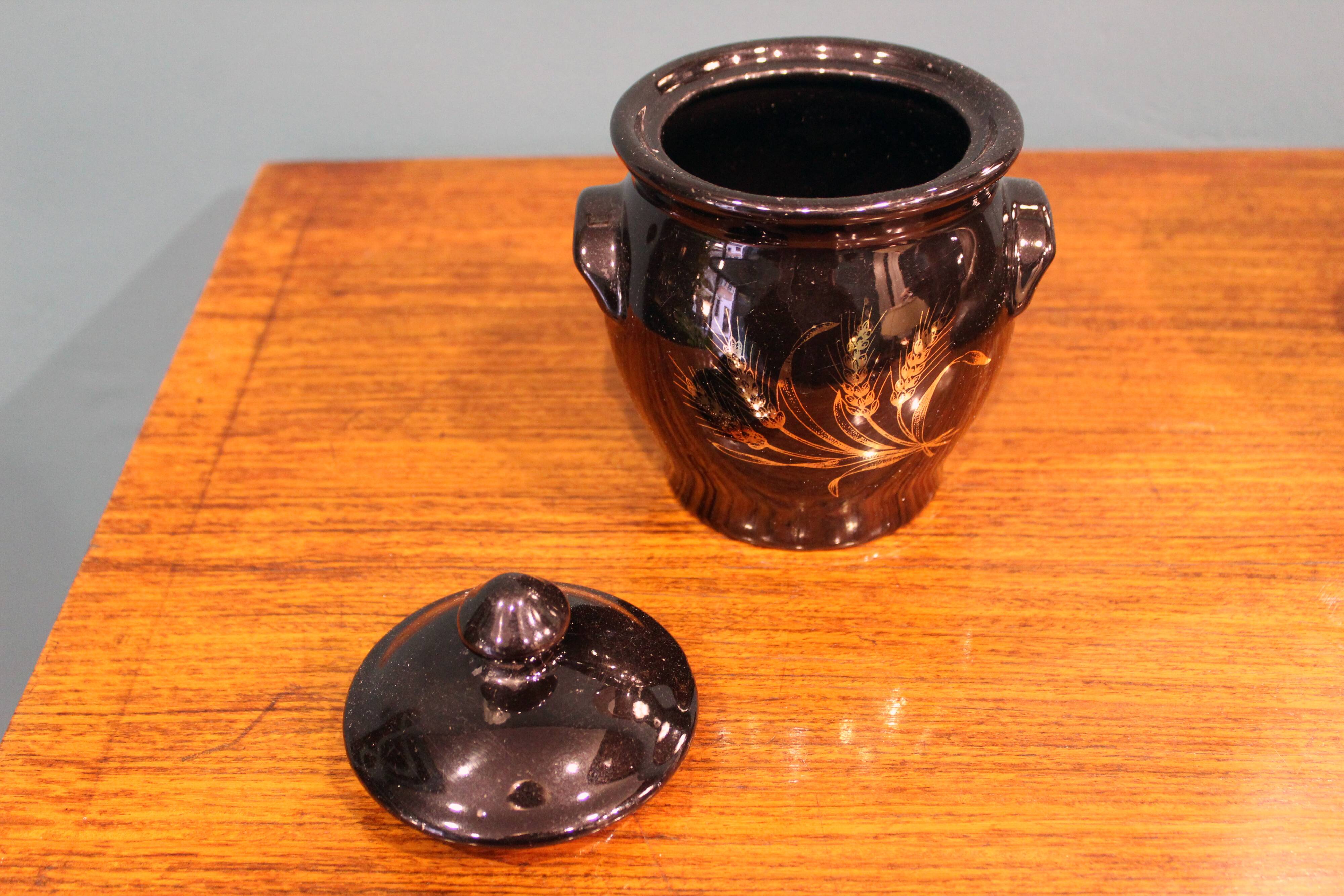 Vaso container, laccato black decorated in gold, France 1970s, in ottimo stato.