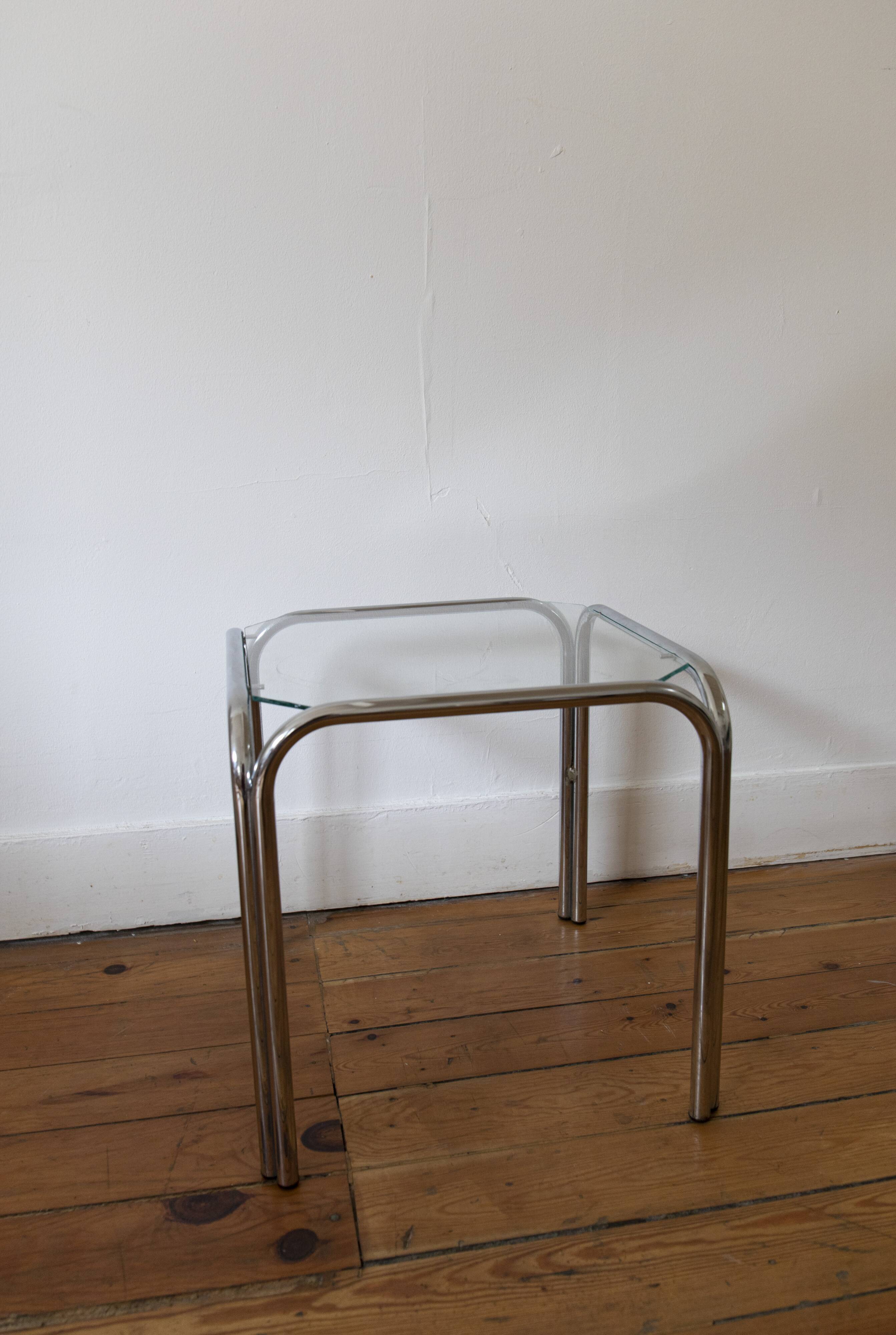 Table d'appoint en verre et métal chromé