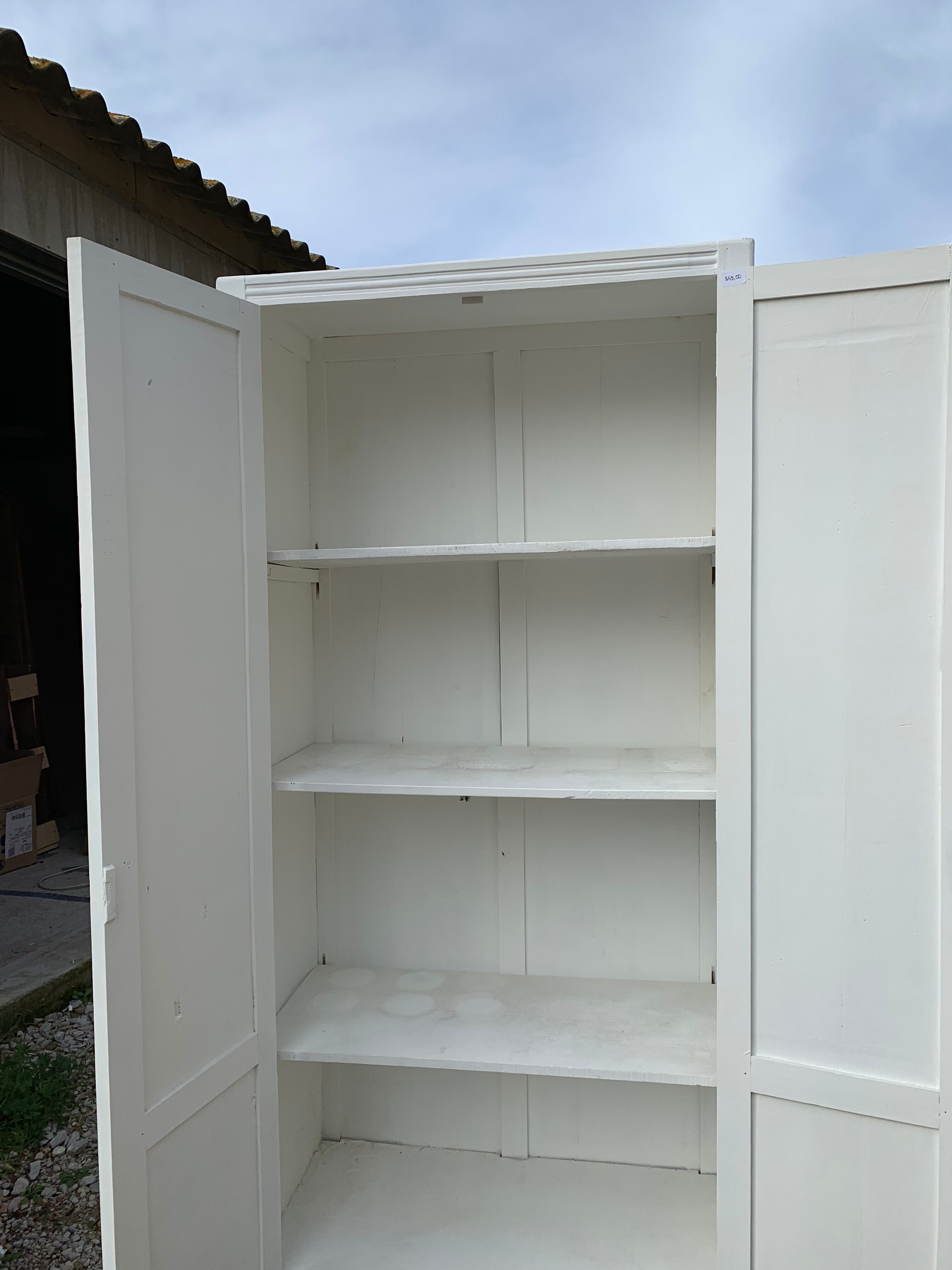 Armoire parisienne blanche