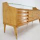 Buffet/commode italienne des années 1960 en finition brillante avec plateau et étagère en verre