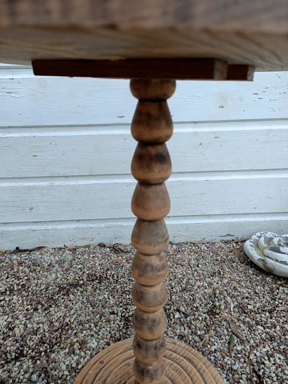 Peestal table and 2 tripod stools