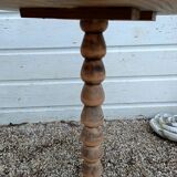 Peestal table and 2 tripod stools